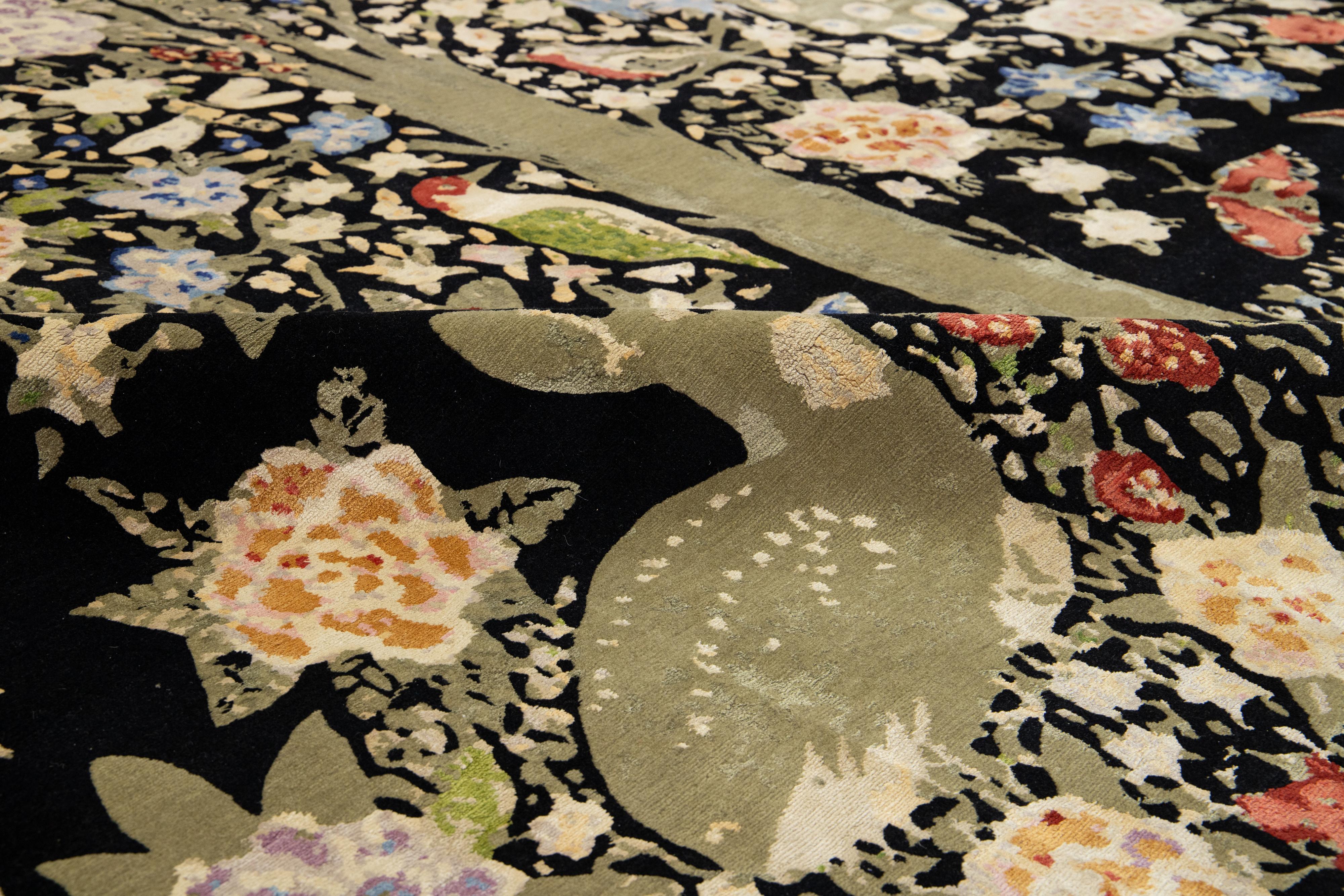 Alfombra negra nepalí de lana y seda con diseño pictórico multicolor. en venta 3