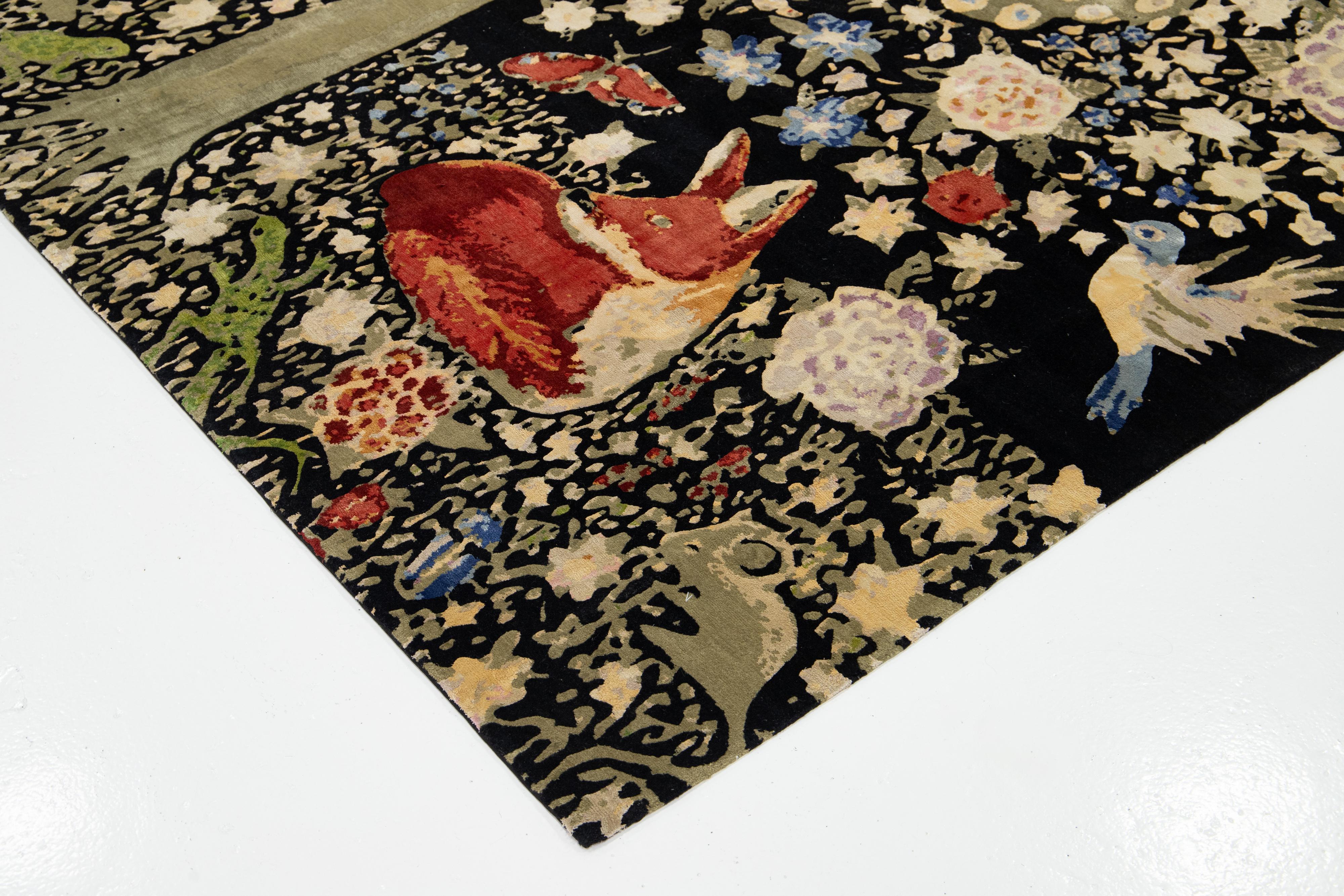 Alfombra negra nepalí de lana y seda con diseño pictórico multicolor. en venta 4