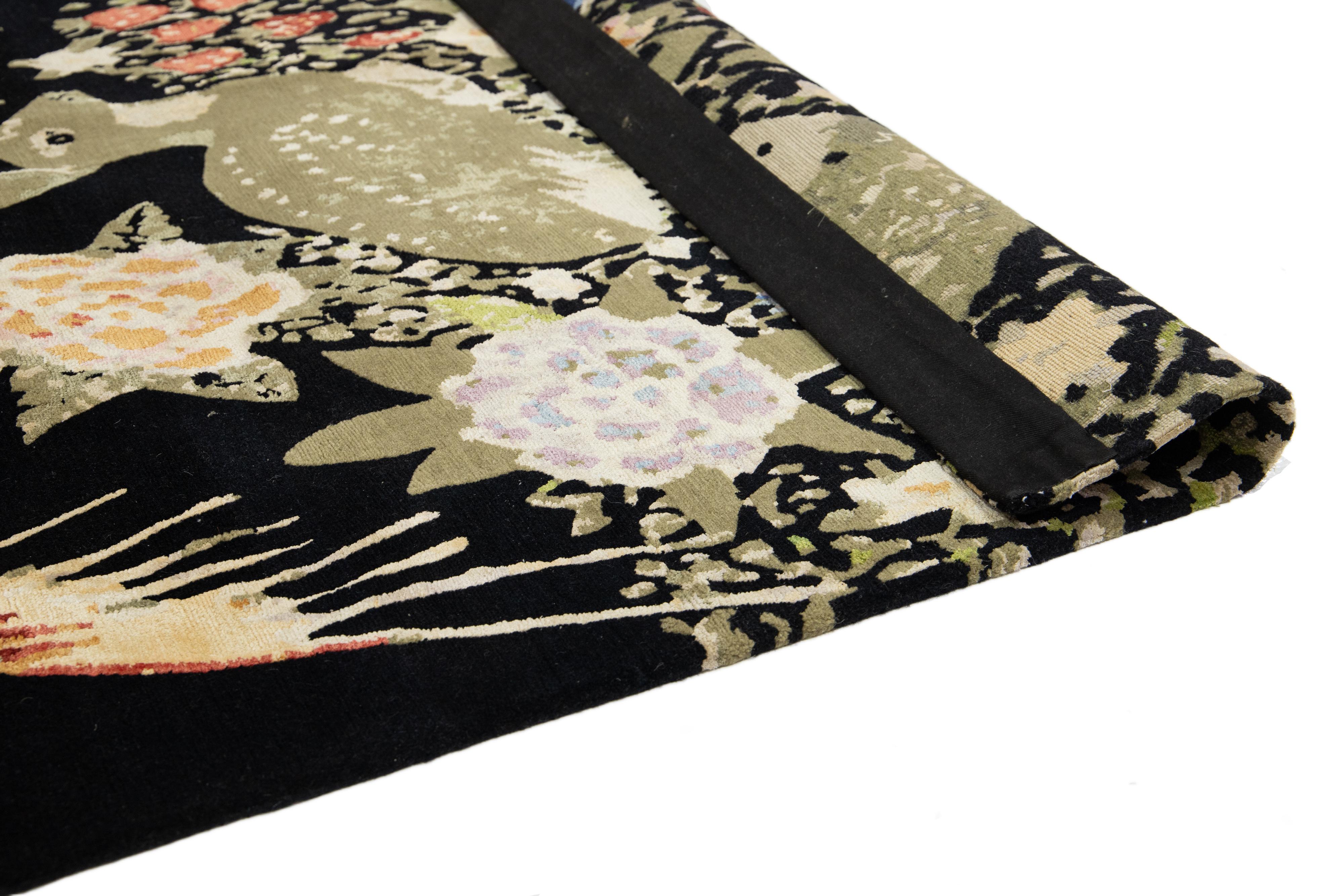 Alfombra negra nepalí de lana y seda con diseño pictórico multicolor. Moderno en venta