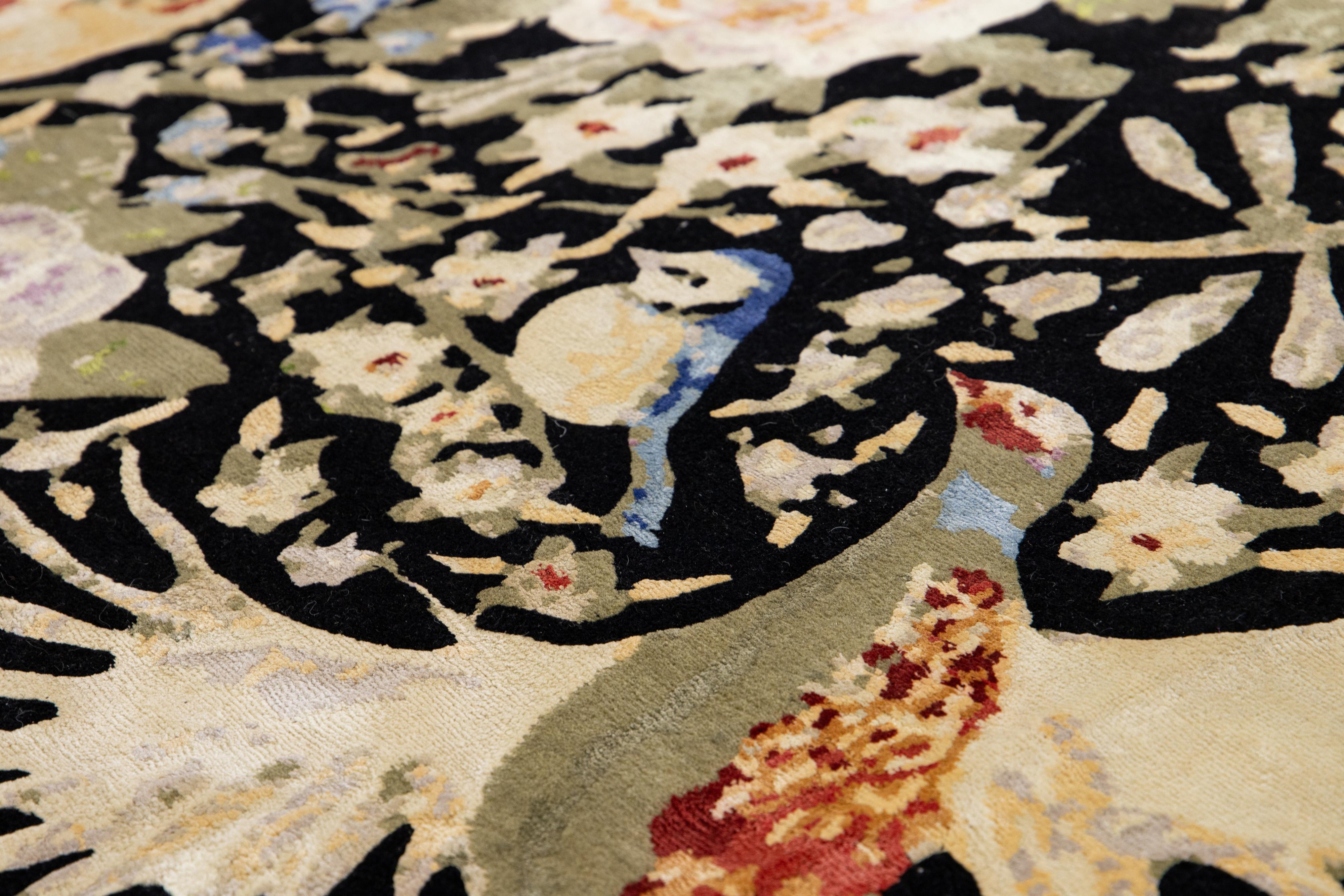 Alfombra negra nepalí de lana y seda con diseño pictórico multicolor. Nepalés en venta