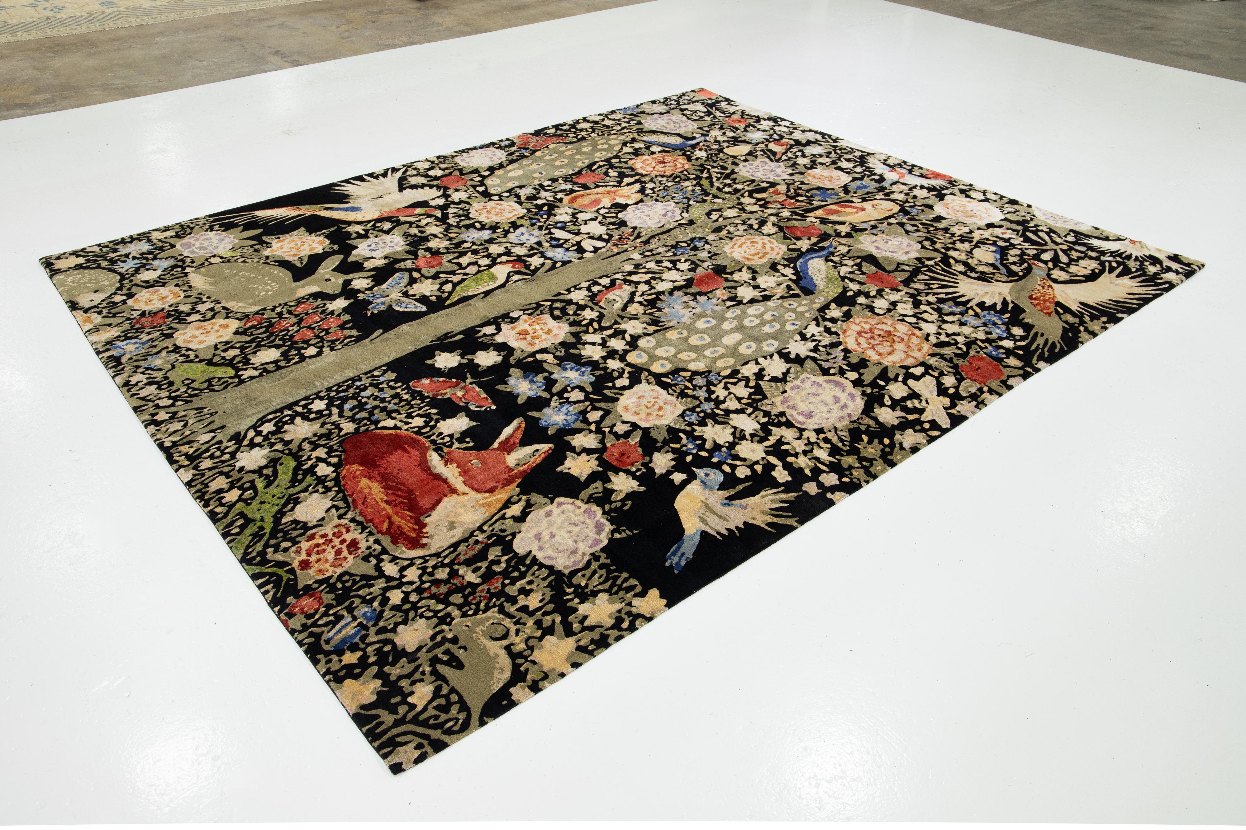 Alfombra negra nepalí de lana y seda con diseño pictórico multicolor. Anudado a mano en venta