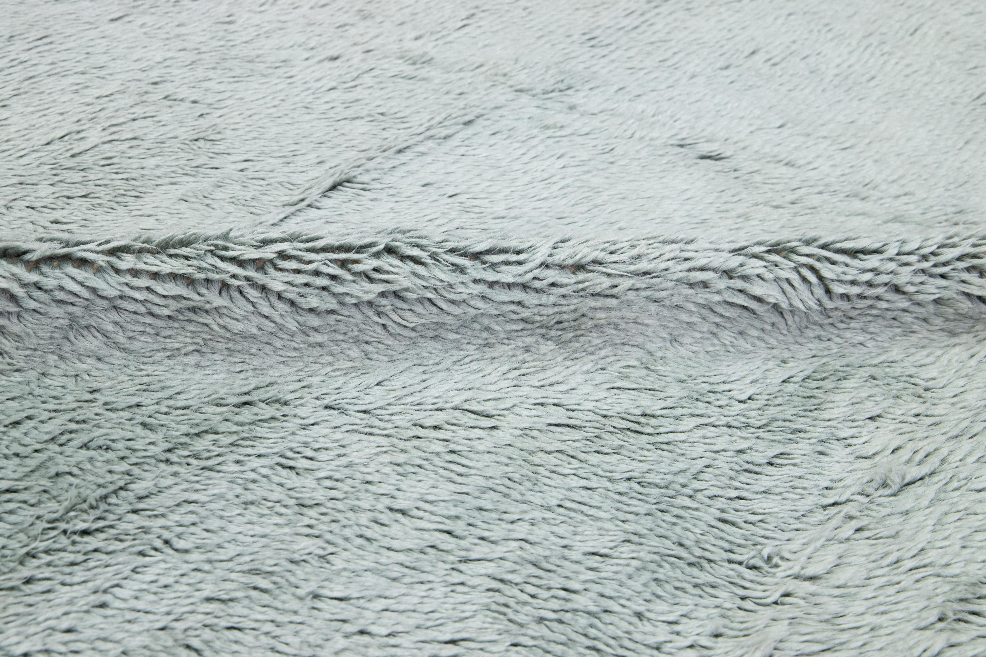 Mordern Moroccan Plush Area Wool Rug fatto a mano in grigio in vendita 2