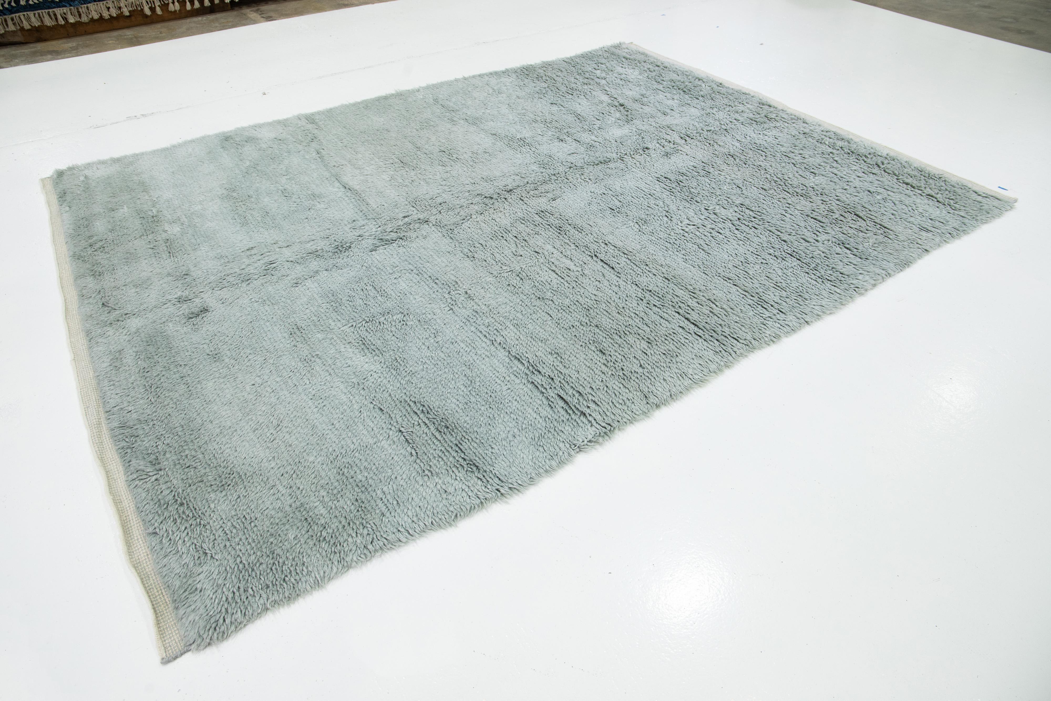 Moderno Mordern Moroccan Plush Area Wool Rug fatto a mano in grigio in vendita