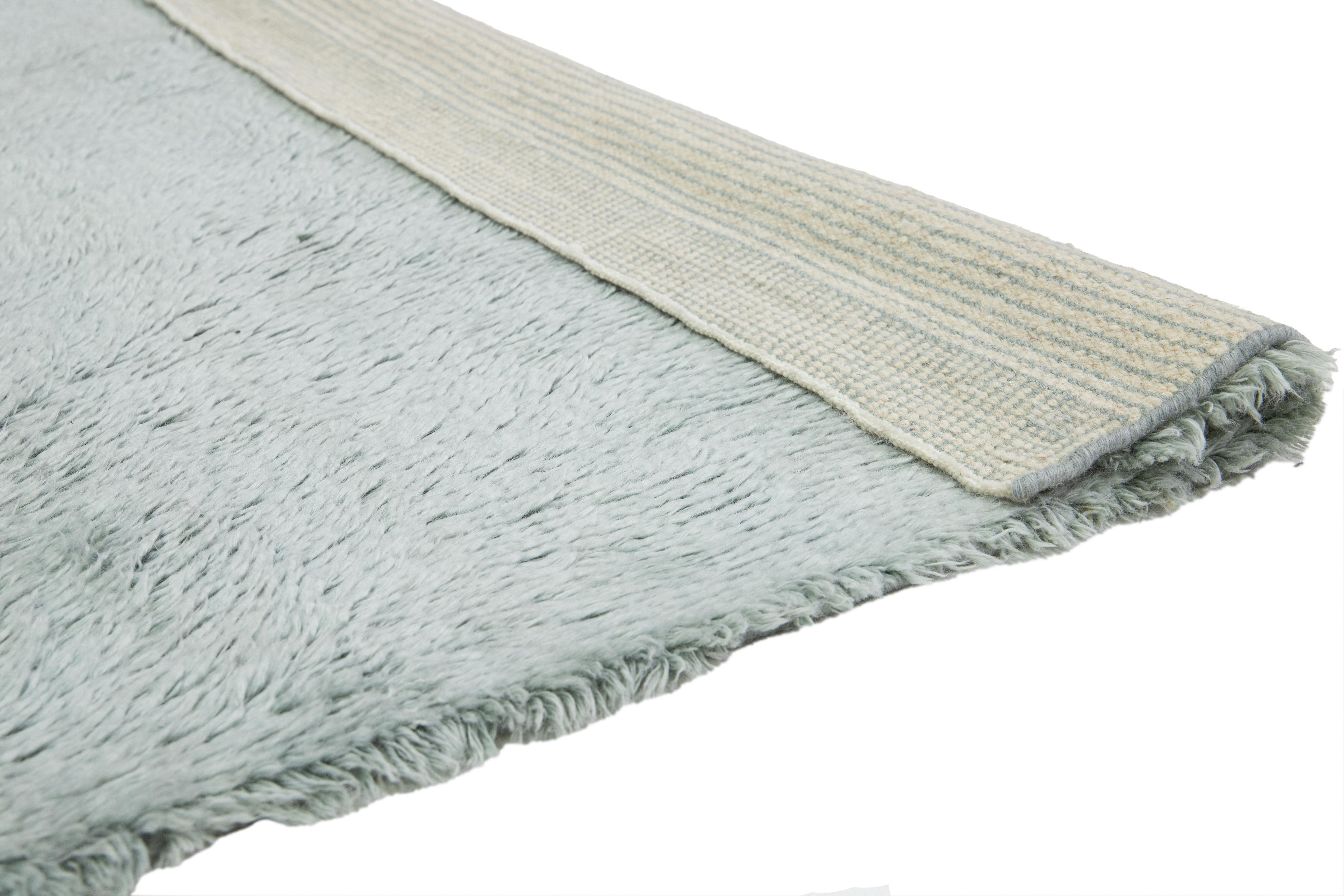 Annodato a mano Mordern Moroccan Plush Area Wool Rug fatto a mano in grigio in vendita