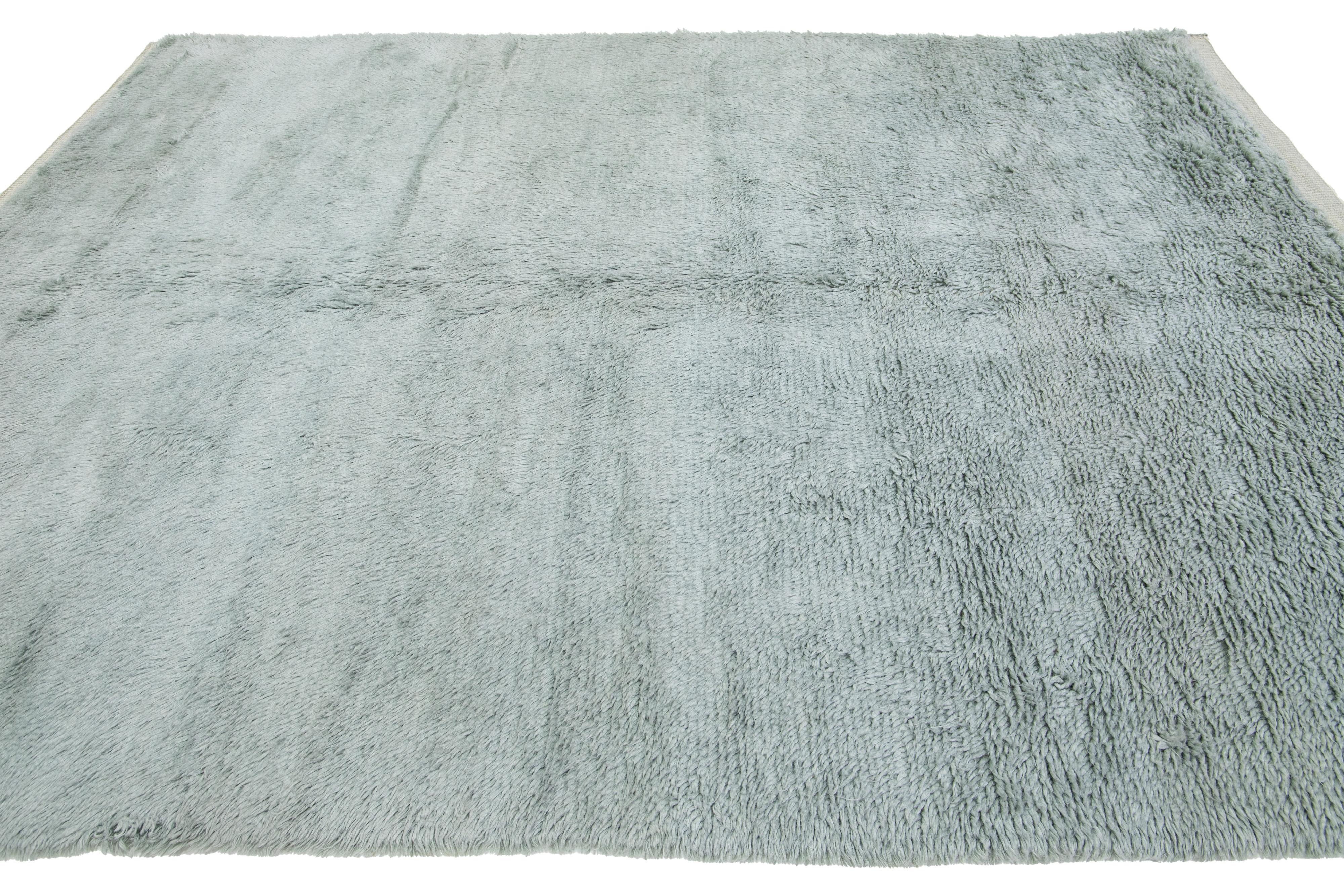 Mordern Moroccan Plush Area Wool Rug fatto a mano in grigio In condizioni Nuovo in vendita a Norwalk, CT