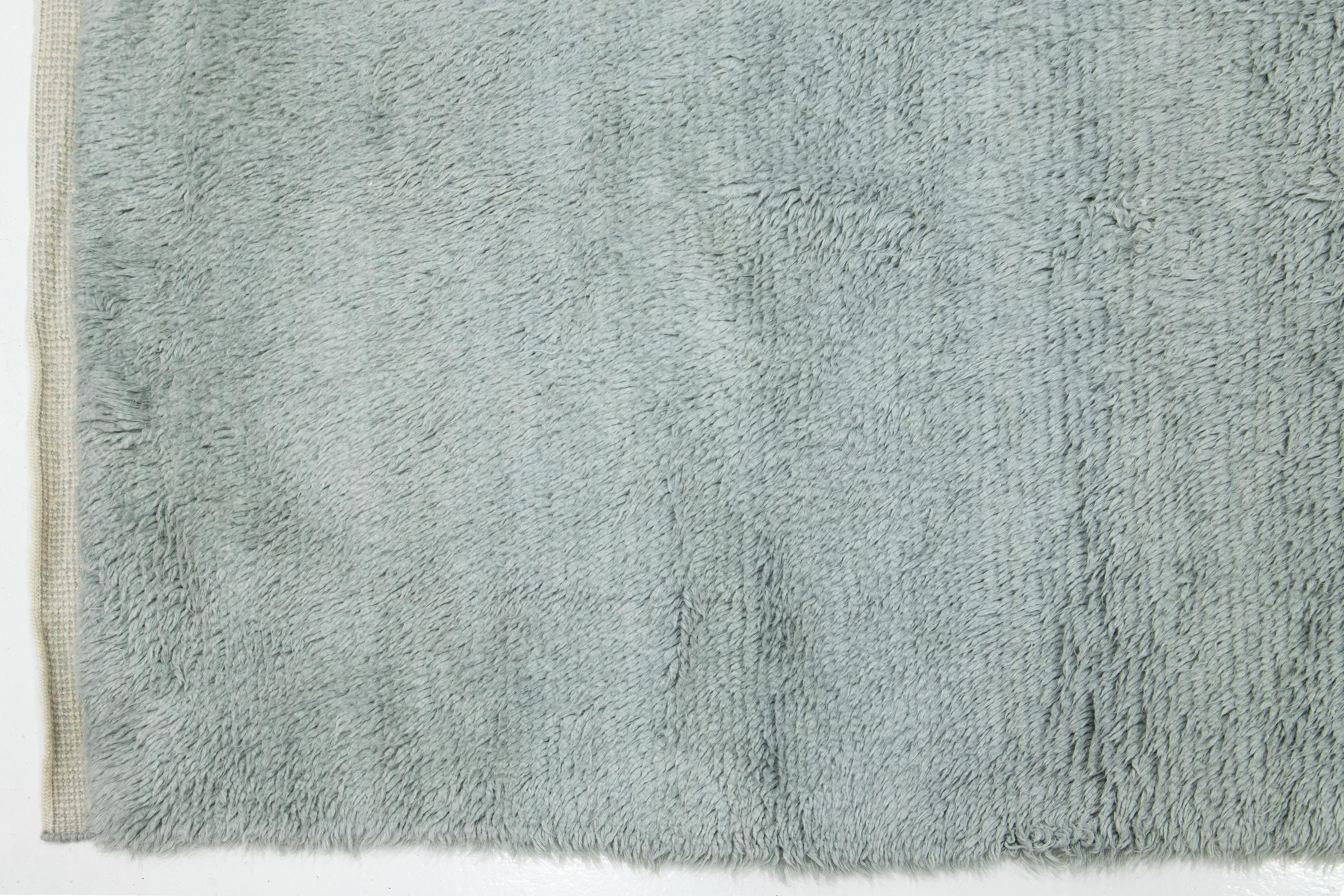 XXI secolo e contemporaneo Mordern Moroccan Plush Area Wool Rug fatto a mano in grigio in vendita