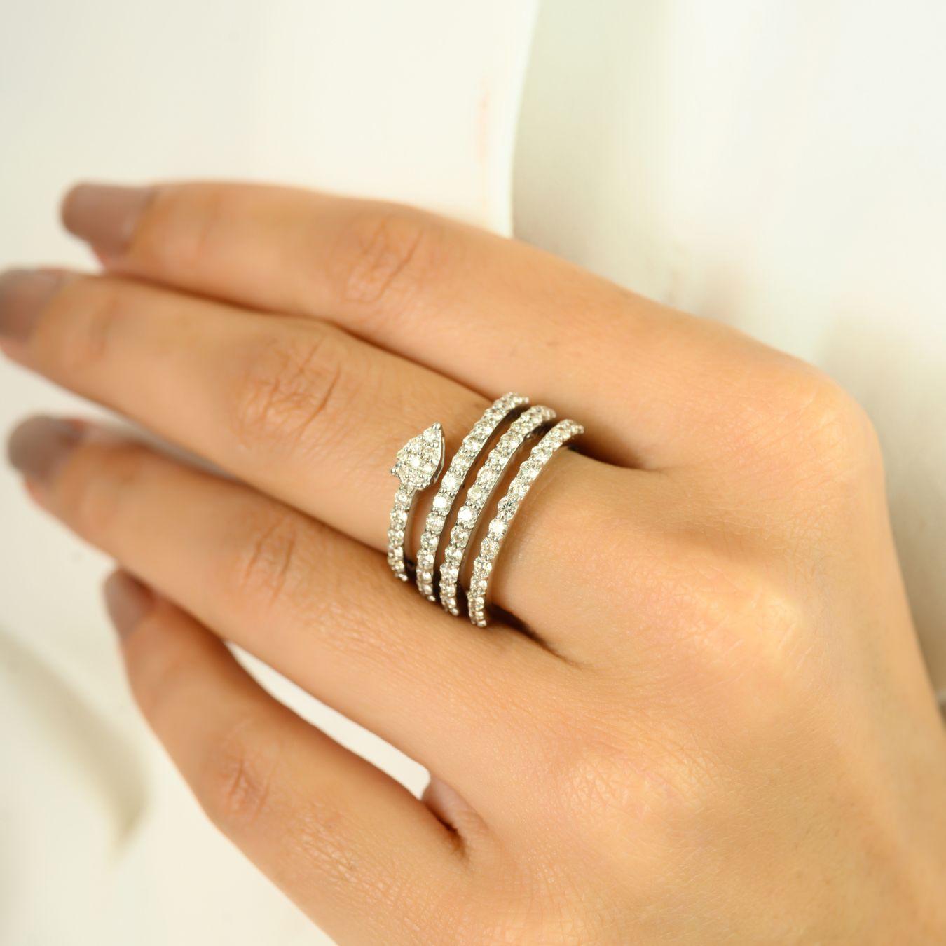 En venta: Mordernista 1.166 Ct. Anillo de Cóctel Espiral de Diamantes en Oro Blanco de 18k  2