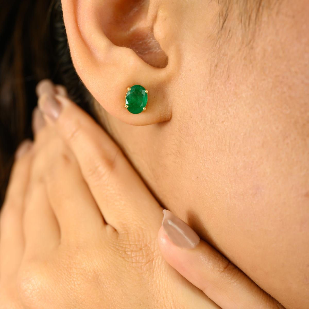 Clous d'oreilles de style Mordernist en or jaune massif 14 carats avec émeraude naturelle de Zambie de 2,41 carats Pour femmes en vente