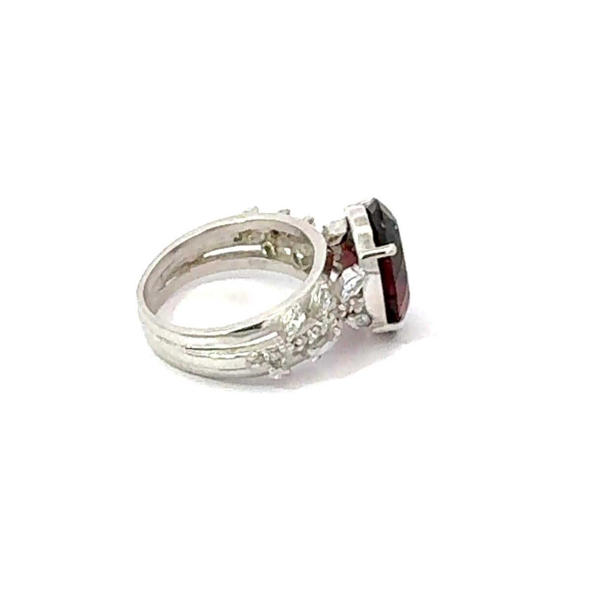 Im Angebot: Mordernist Oval Cut natürlichen roten Granat Geburtsstein und Zirkon Ring in 925 Silber () 4