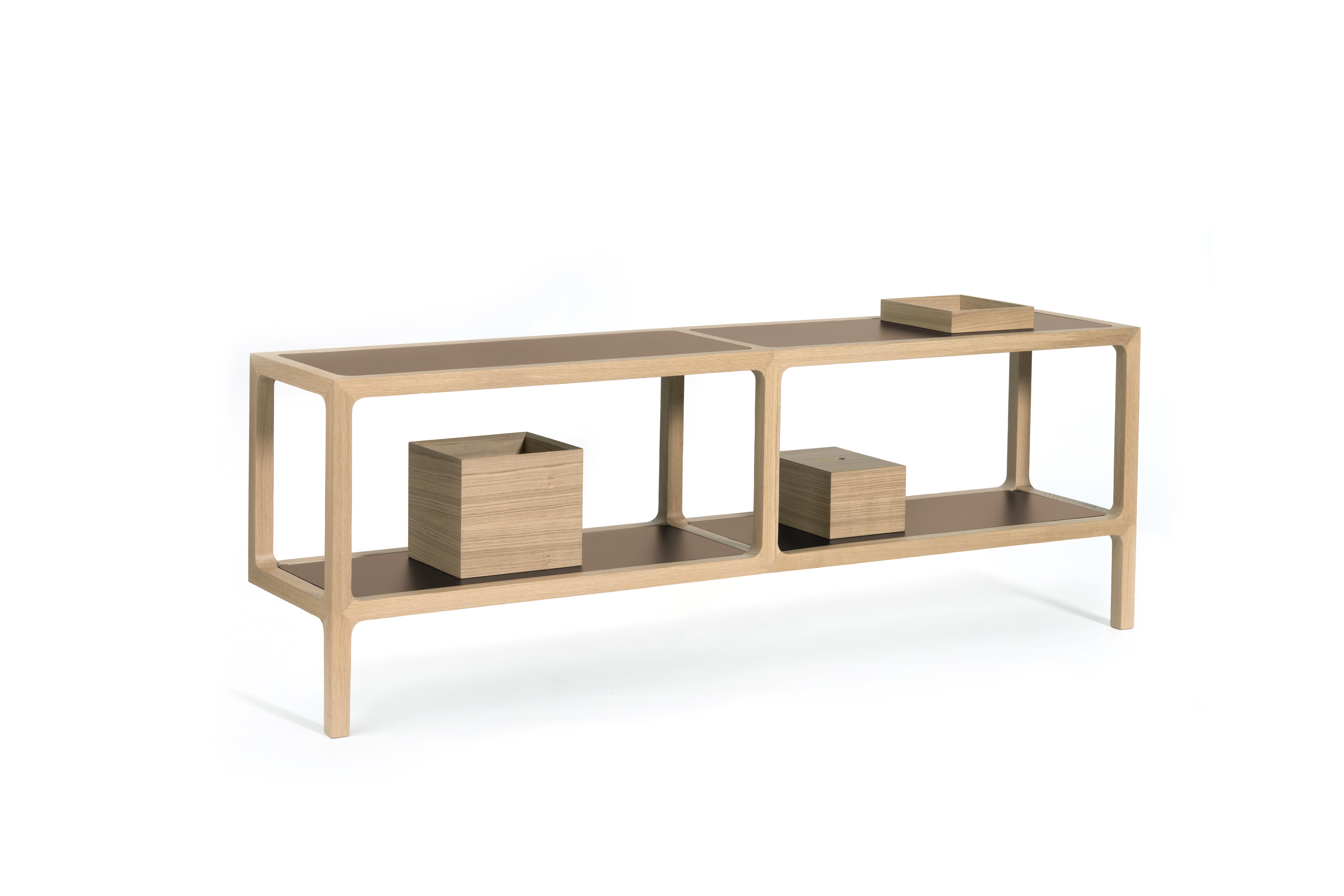 More box 15 by Mentemano.
Dimensions: W20 x D 28 x H 15 cm.
Materials: oak.


A tray and two boxes available in two dimensions with cover, made of wood with bronze mirror inserts as possible option.


Mentemano is a design concept brand