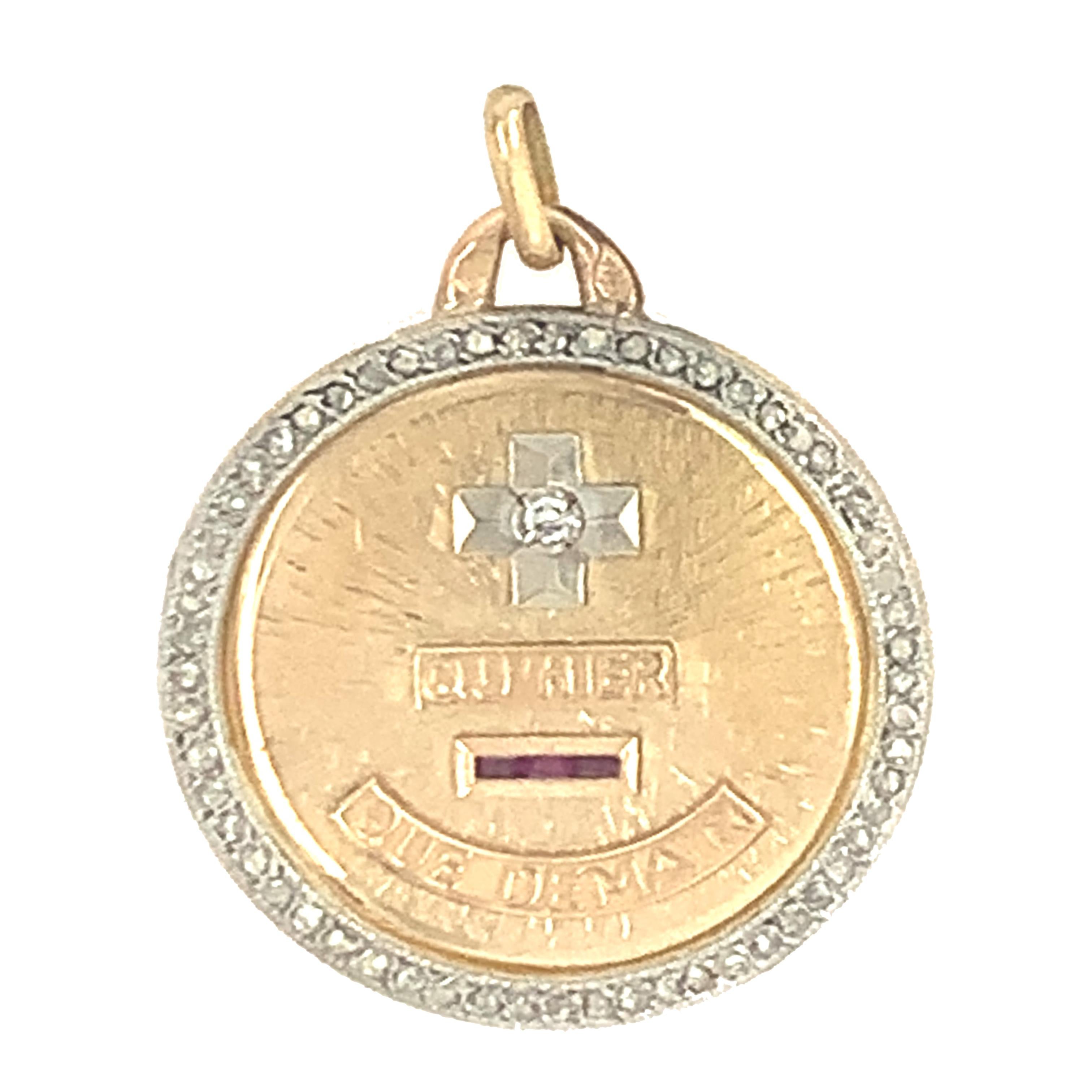 Schöner und aussagekräftiger antiker Charm/Anhänger. 18 Karat Gelbgold:: besetzt mit runden Diamanten:: die die applizierten Plus- und Minuszeichen einrahmen: 