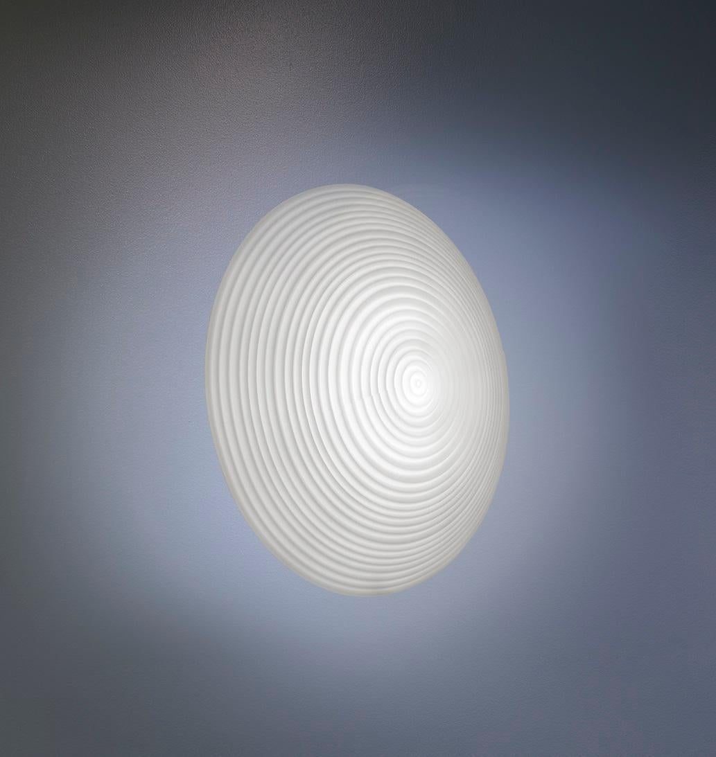 Lampada da parete Morea di Delphine Dorgler
Dimensioni: Ø 49 x H. 18 cm.
Materiali: Polietilene.

Questo prodotto è adatto all'uso interno ed esterno. Tutte le nostre lampade possono essere cablate a seconda del Paese. Se viene venduto negli Stati