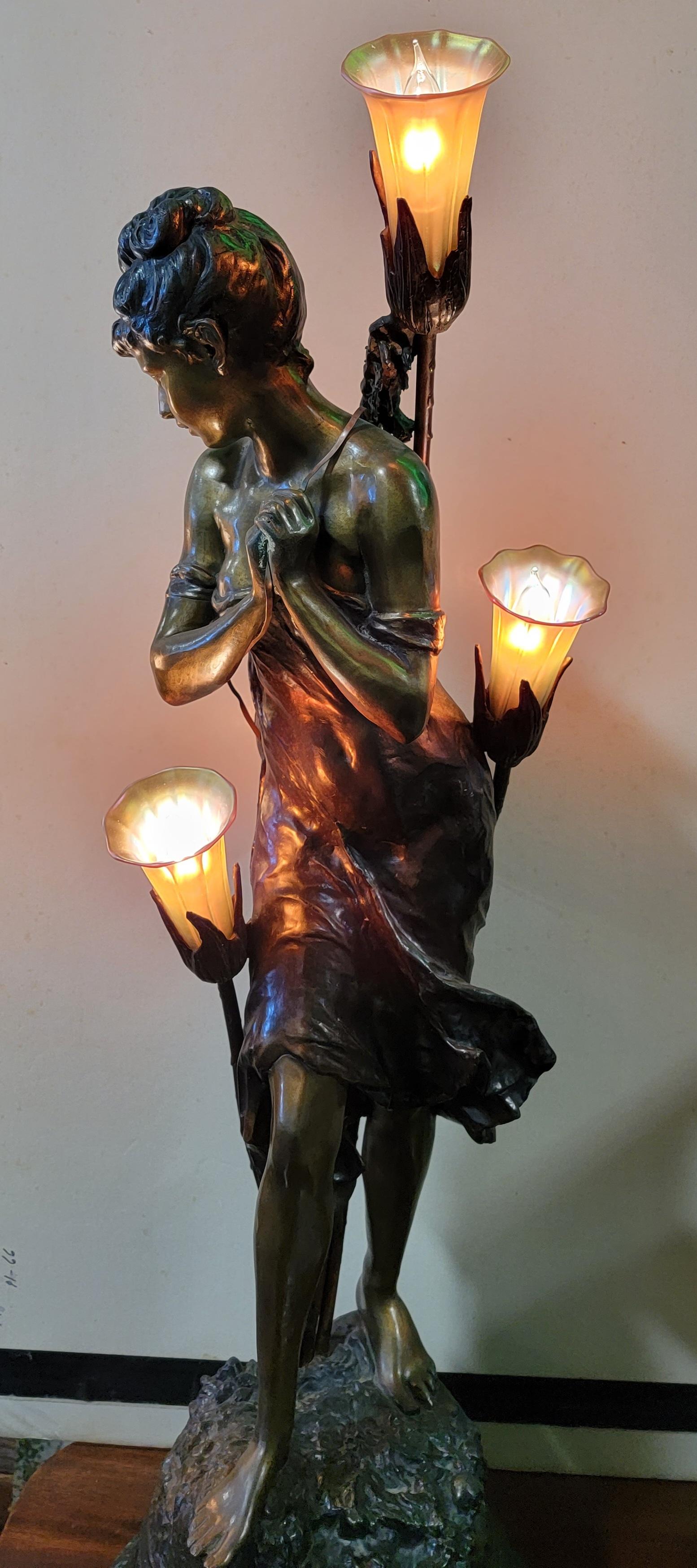 20ième siècle Lampe figurative Art Nouveau en bronze Moreau