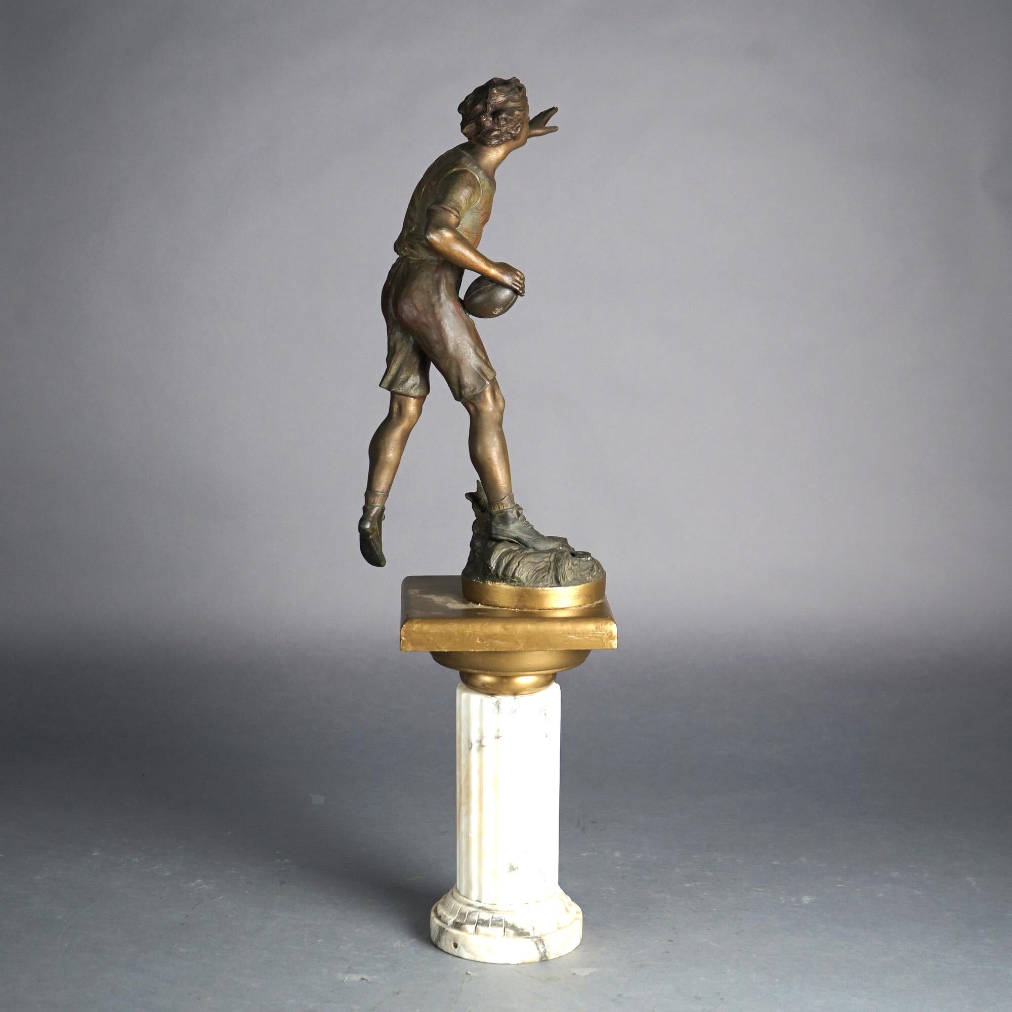 Moreau Bronze-Metallfußspieler-Statue auf Marmor geriffelter Säule, geriffelte Säule, um 1900 (20. Jahrhundert) im Angebot
