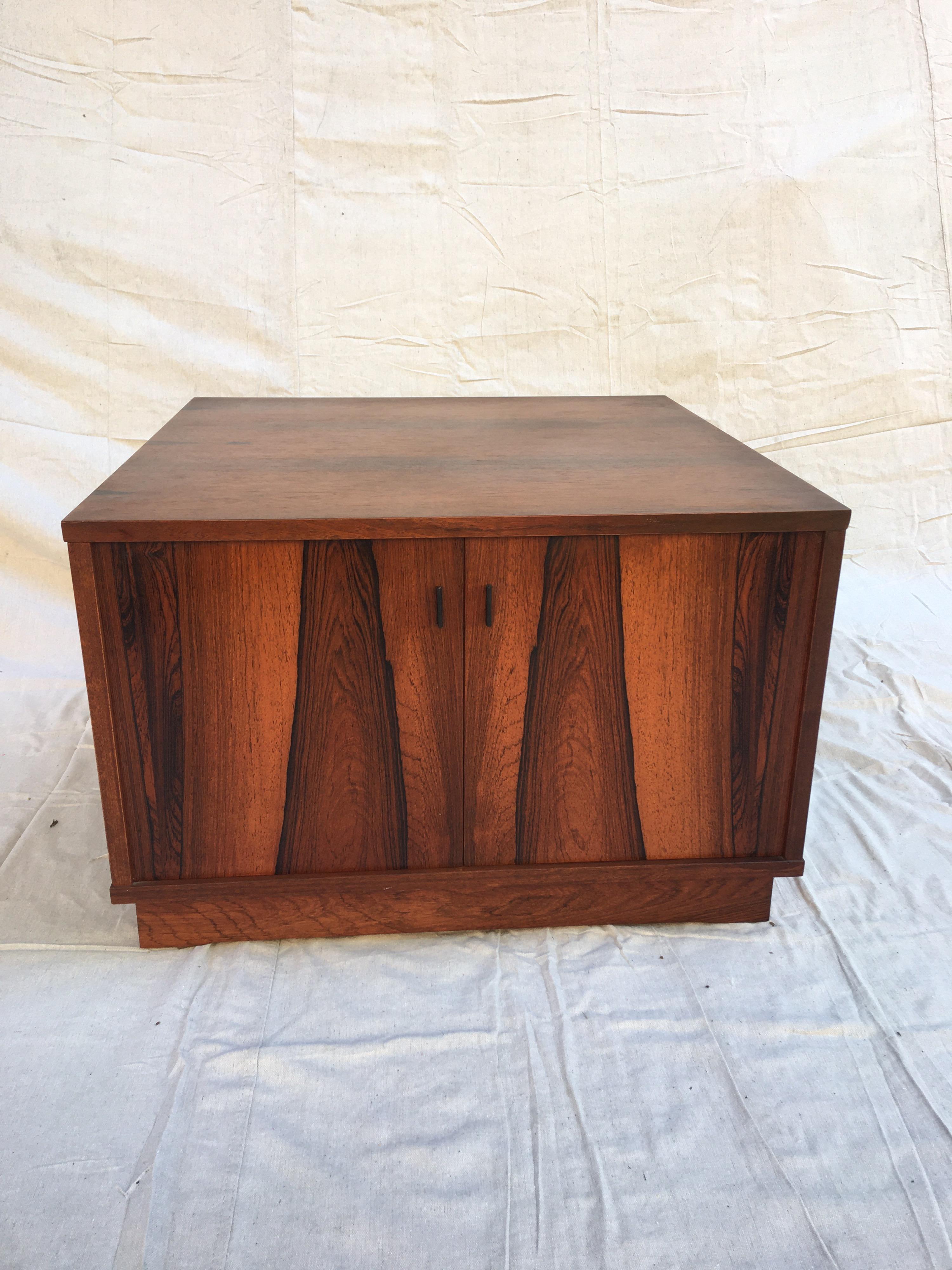 Moreddi rosewood end table/ storage cube. Dramatic rosewood grain! Two-door open for ample storage. Two small leather pulls. Original finish very clean, moreddi stamp on bottom.