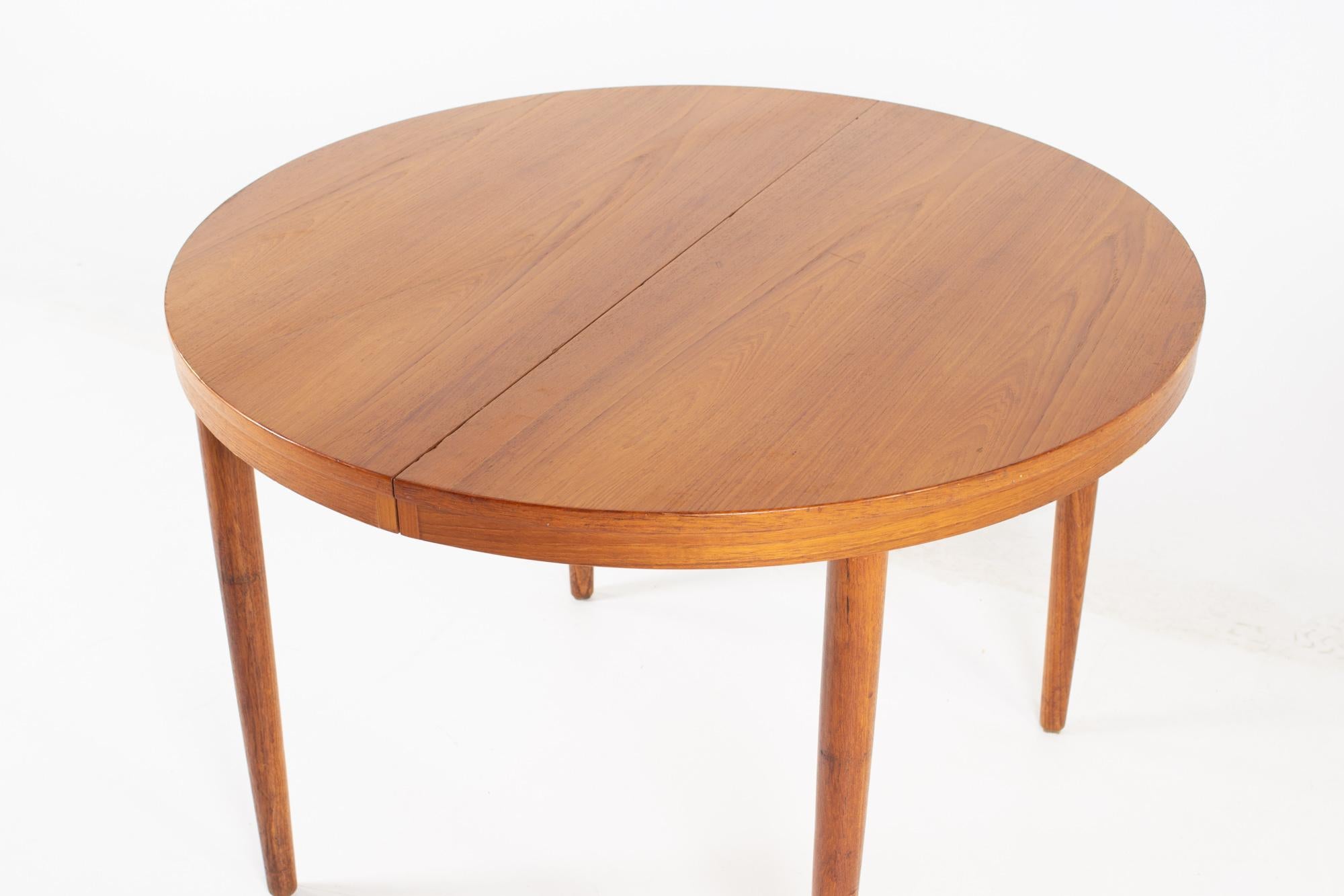 Moreddi Style Mid Century Danish Round Teak Dining Table In Good Condition For Sale In Countryside, IL