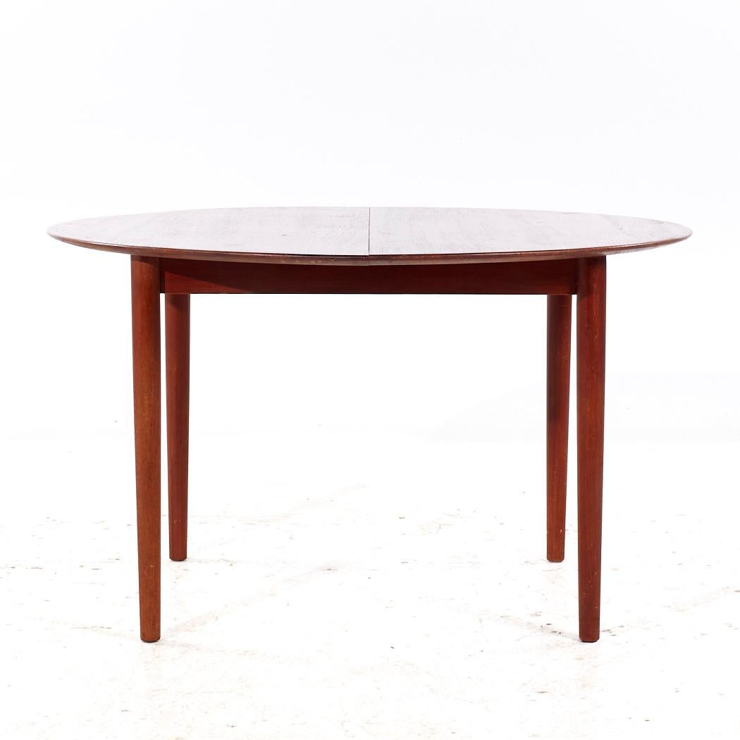 Moreddi Style Mid Century Danish Teak Table de salle à manger extensible à 1 volet

Cette table mesure : 49 large x 45,5 profond x 29 pouces de haut, avec un dégagement de chaise de 28 pouces, la feuille mesure 23,5 pouces de large, ce qui fait une