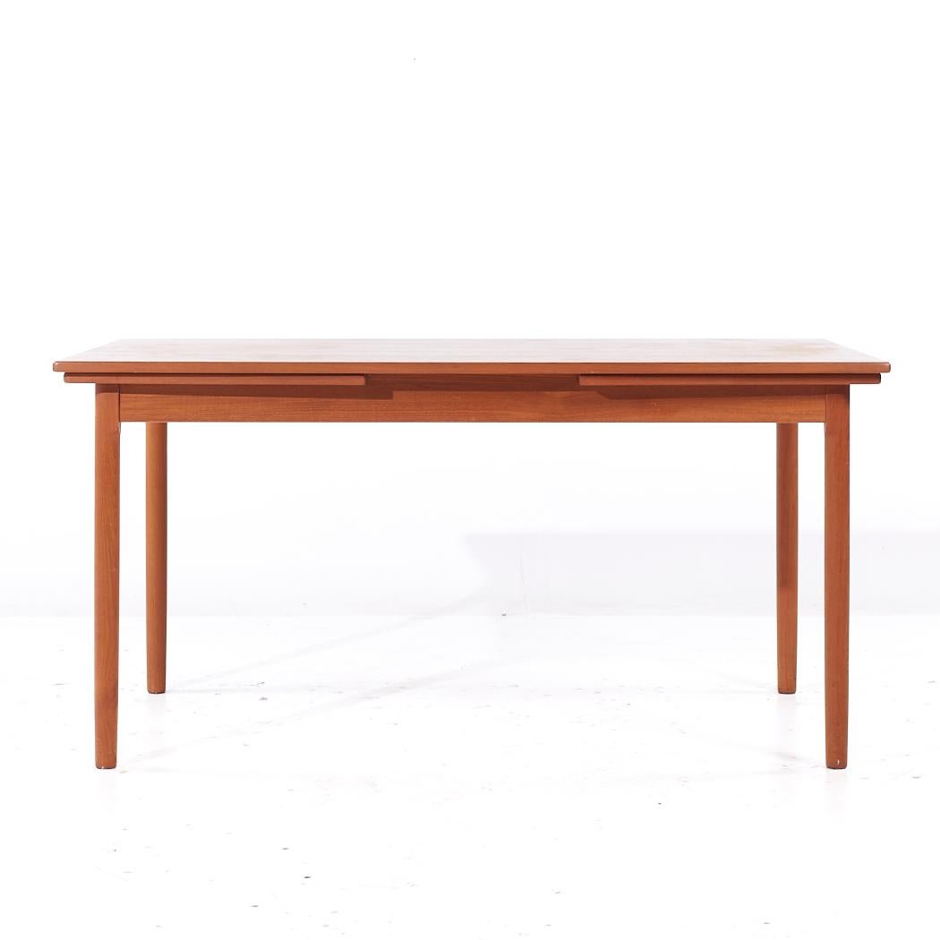Moreddi Style Mid Century Danish Teak Hidden Leaf Expanding Dining Table (Table de salle à manger à feuilles cachées)

Cette table mesure : 58,5 de large x 37,25 de profond x 29 pouces de haut, avec un dégagement de chaise de 28 pouces, chaque