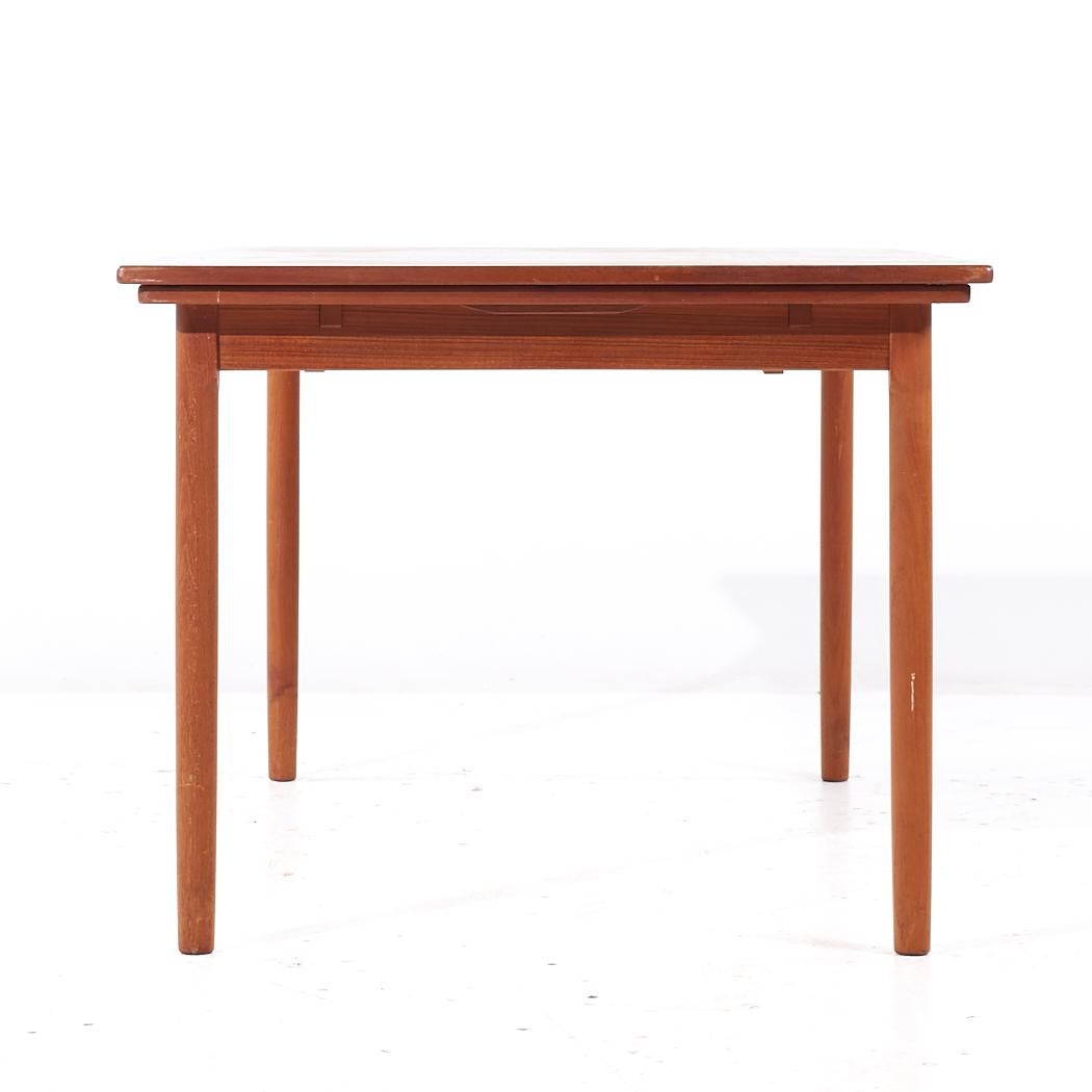 Danois Moreddi Style Mid Century Danish Teak Hidden Leaf Expanding Dining Table (Table de salle à manger à feuilles cachées) en vente