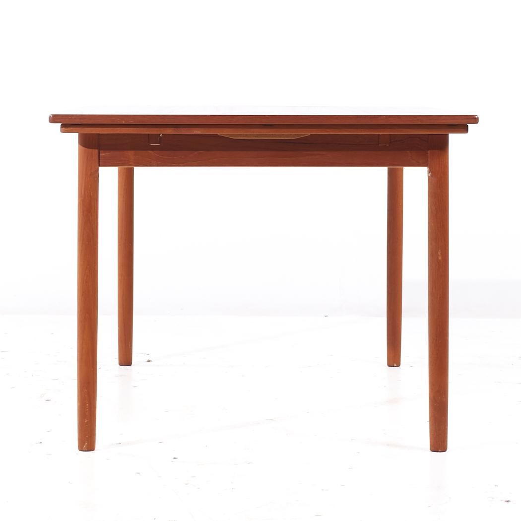 Moreddi Style Mid Century Danish Teak Hidden Leaf Expanding Dining Table (Table de salle à manger à feuilles cachées) Bon état - En vente à Countryside, IL