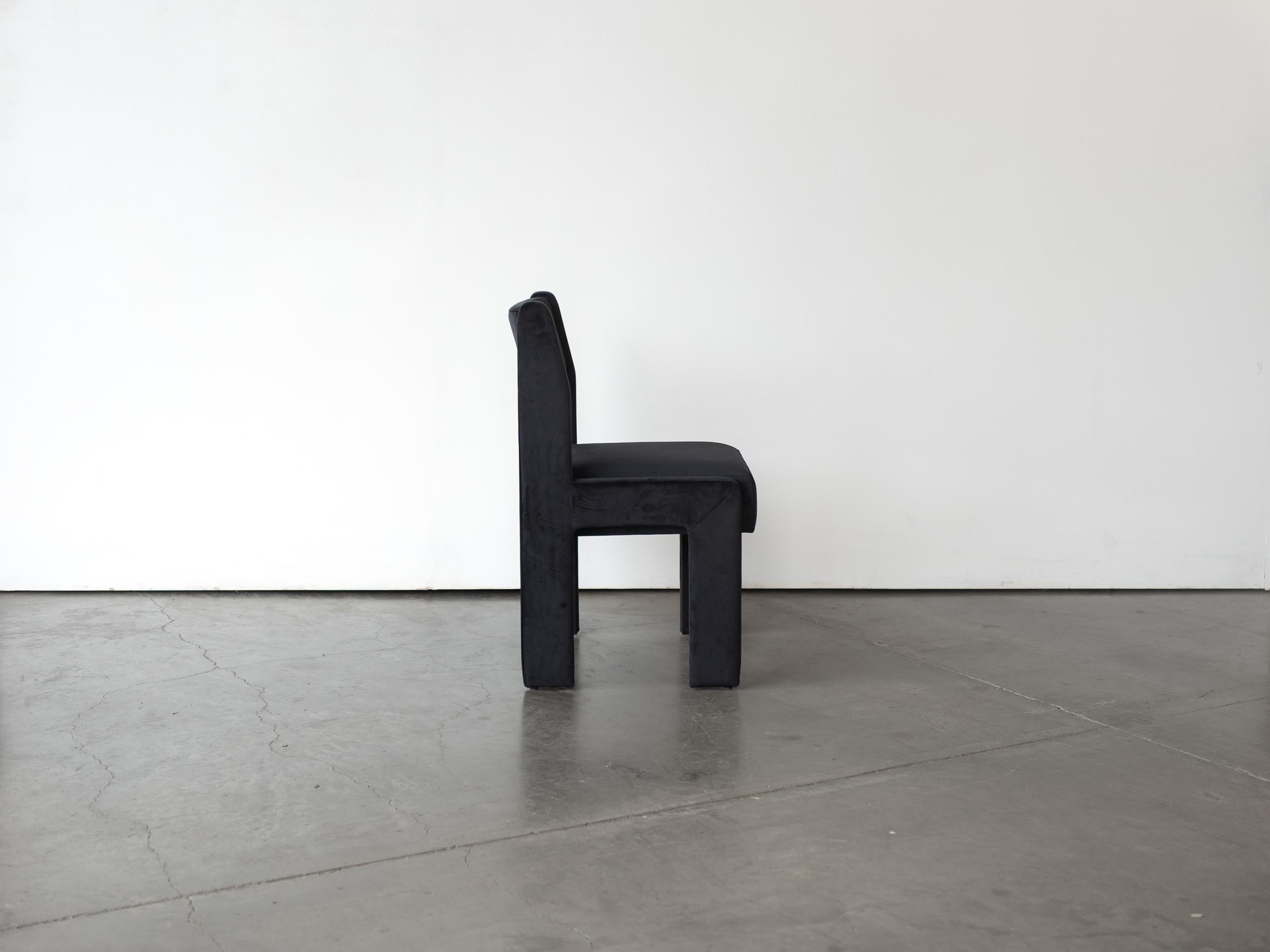 Der Morel Side Chair ist die Ganzstoffversion des Reka Side Chairs, mit der gleichen Betonung der kontrastierenden Breite. Bei der Gestaltung des Stuhls spielten wir mit breit und schmal, dick und dünn: Die Beine sind breit und flach entlang einer