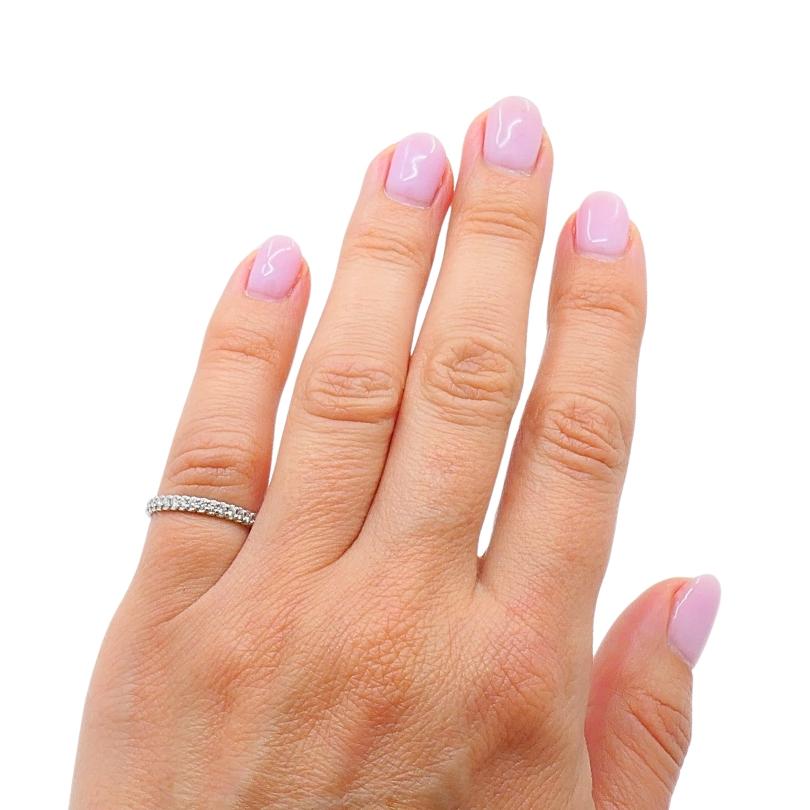 El Anillo Eterno de Platino con Diamantes Pinpoint Morelli es una pieza atemporal de alta joyería, con un bucle continuo de pequeños diamantes de talla redonda meticulosamente engastados en una banda de platino. Los anillos de eternidad son símbolos