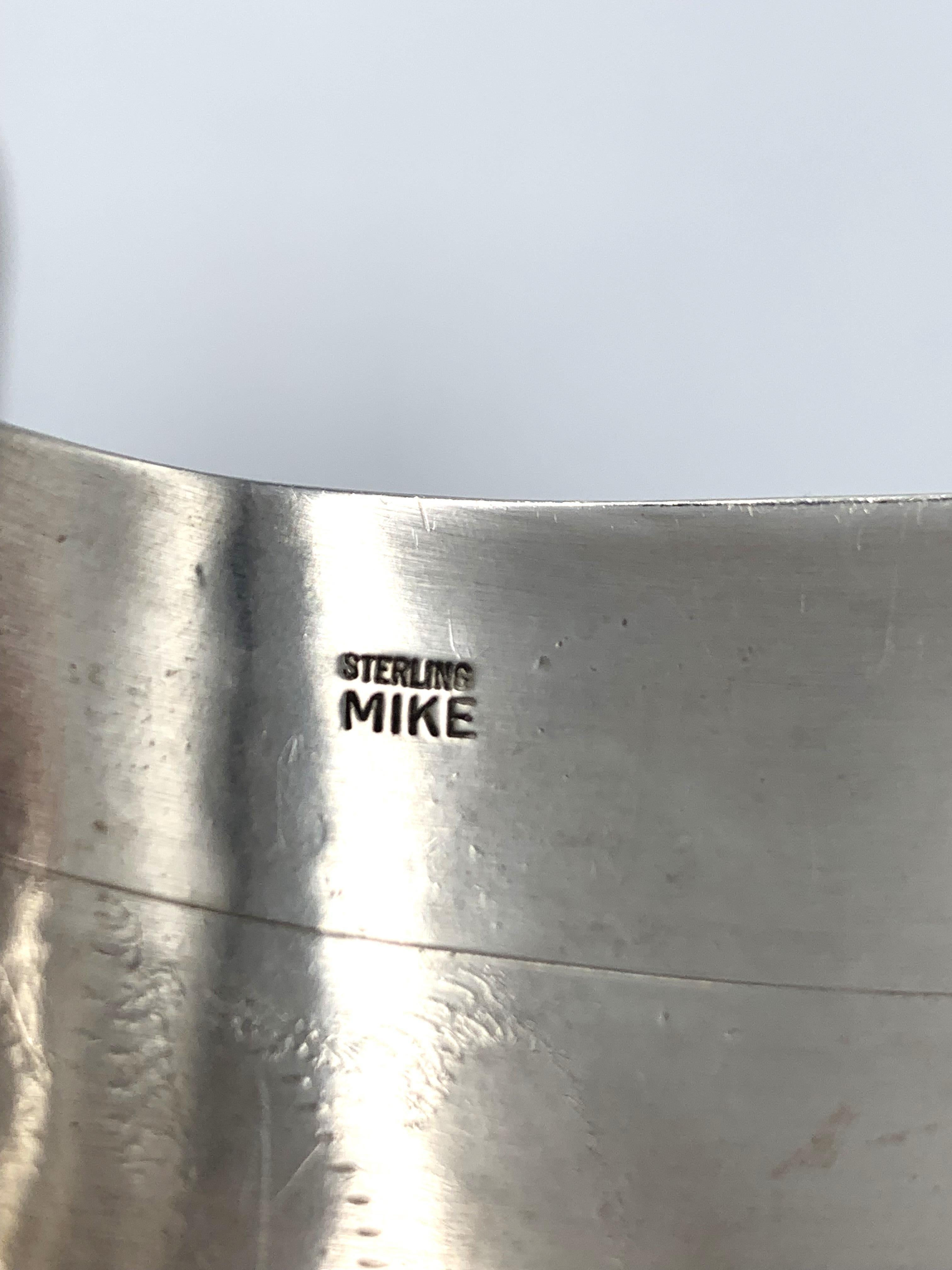 Manchette en argent sterling ornée d'une turquoise de Morenci par l'orfèvre Navajo Jonathon Mike en vente 5