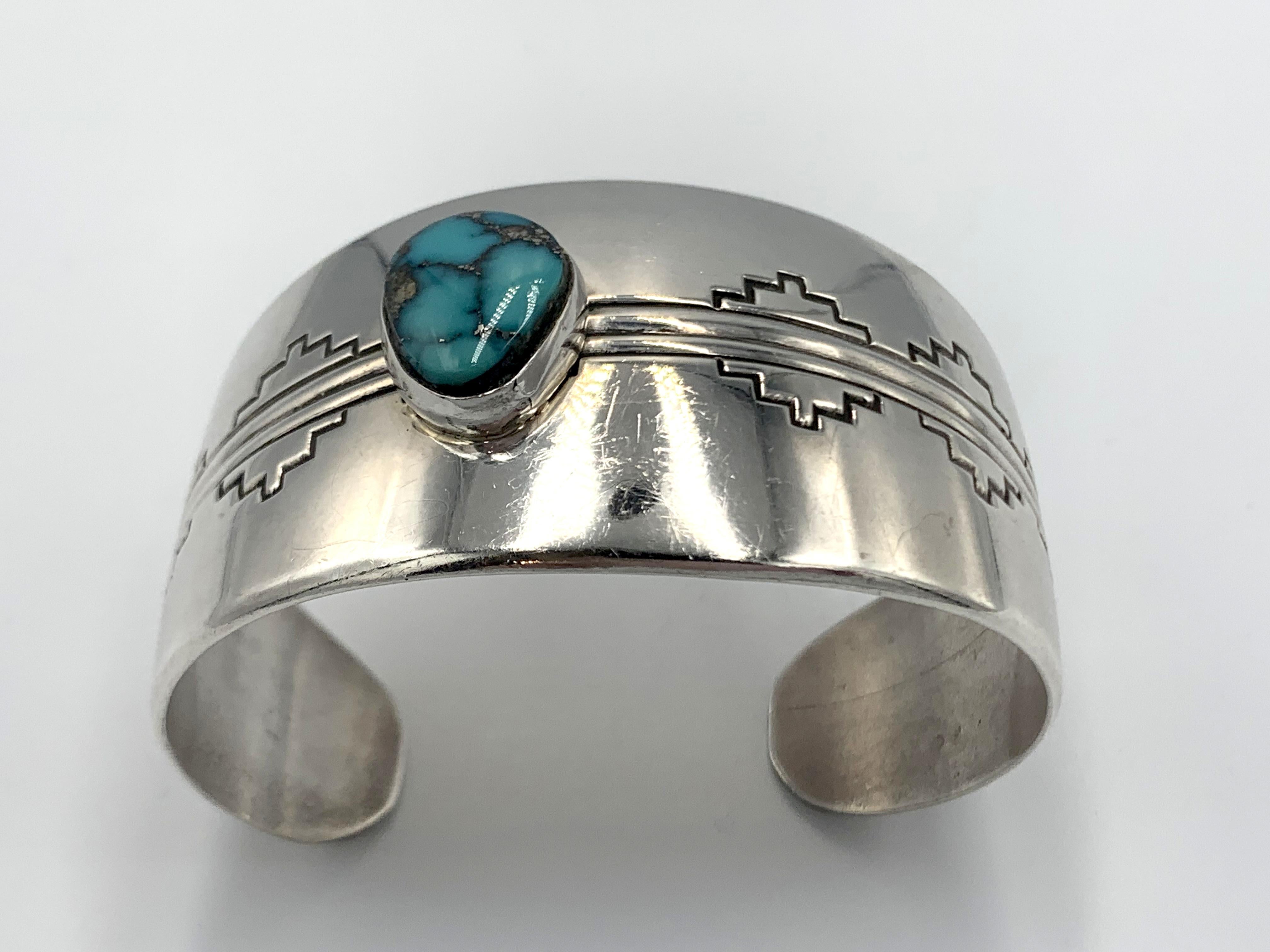 Manchette en argent sterling ornée d'une turquoise de Morenci par l'orfèvre Navajo Jonathon Mike en vente 6