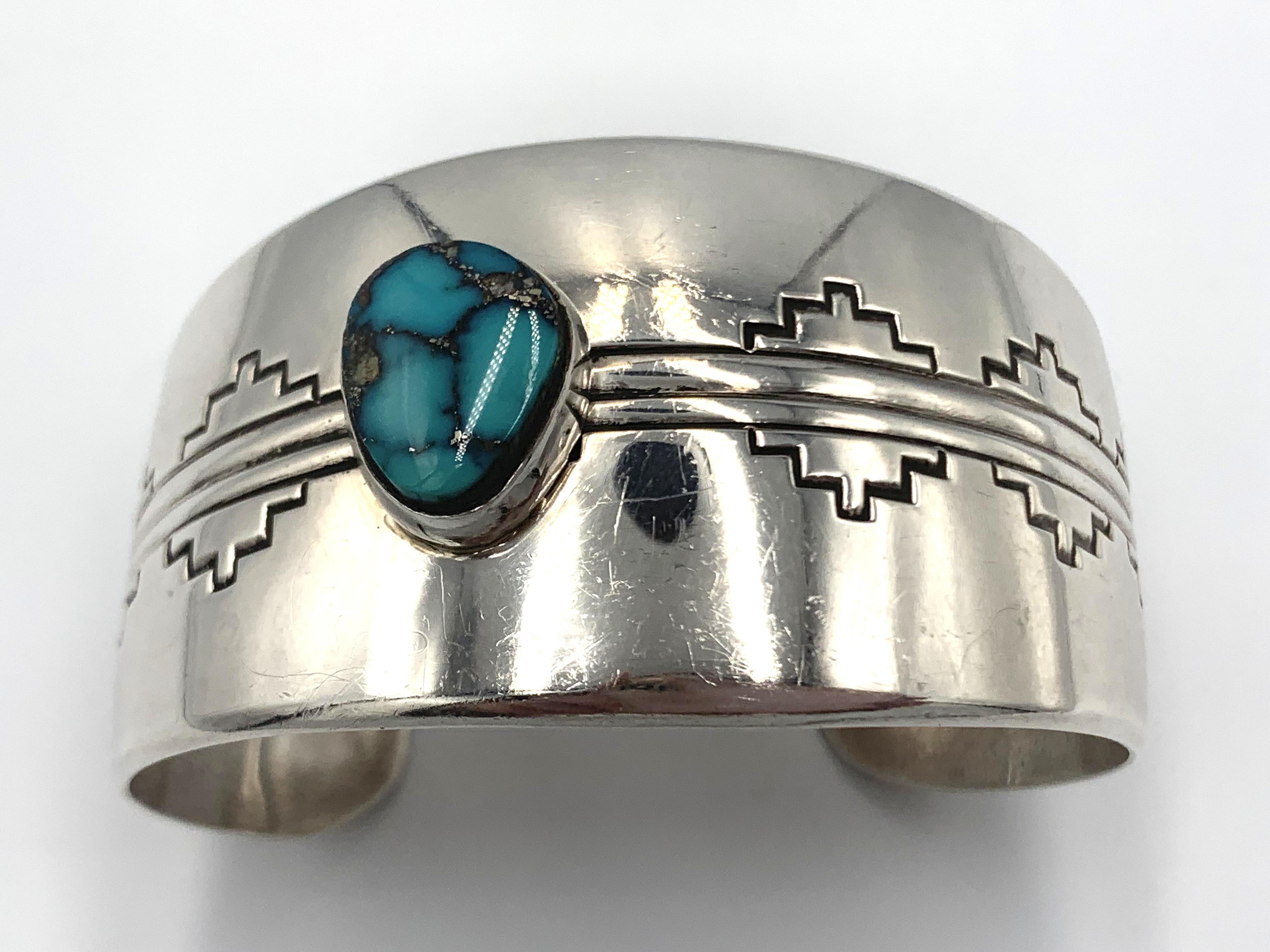 Manchette en argent sterling ornée d'une turquoise de Morenci par l'orfèvre Navajo Jonathon Mike en vente 7