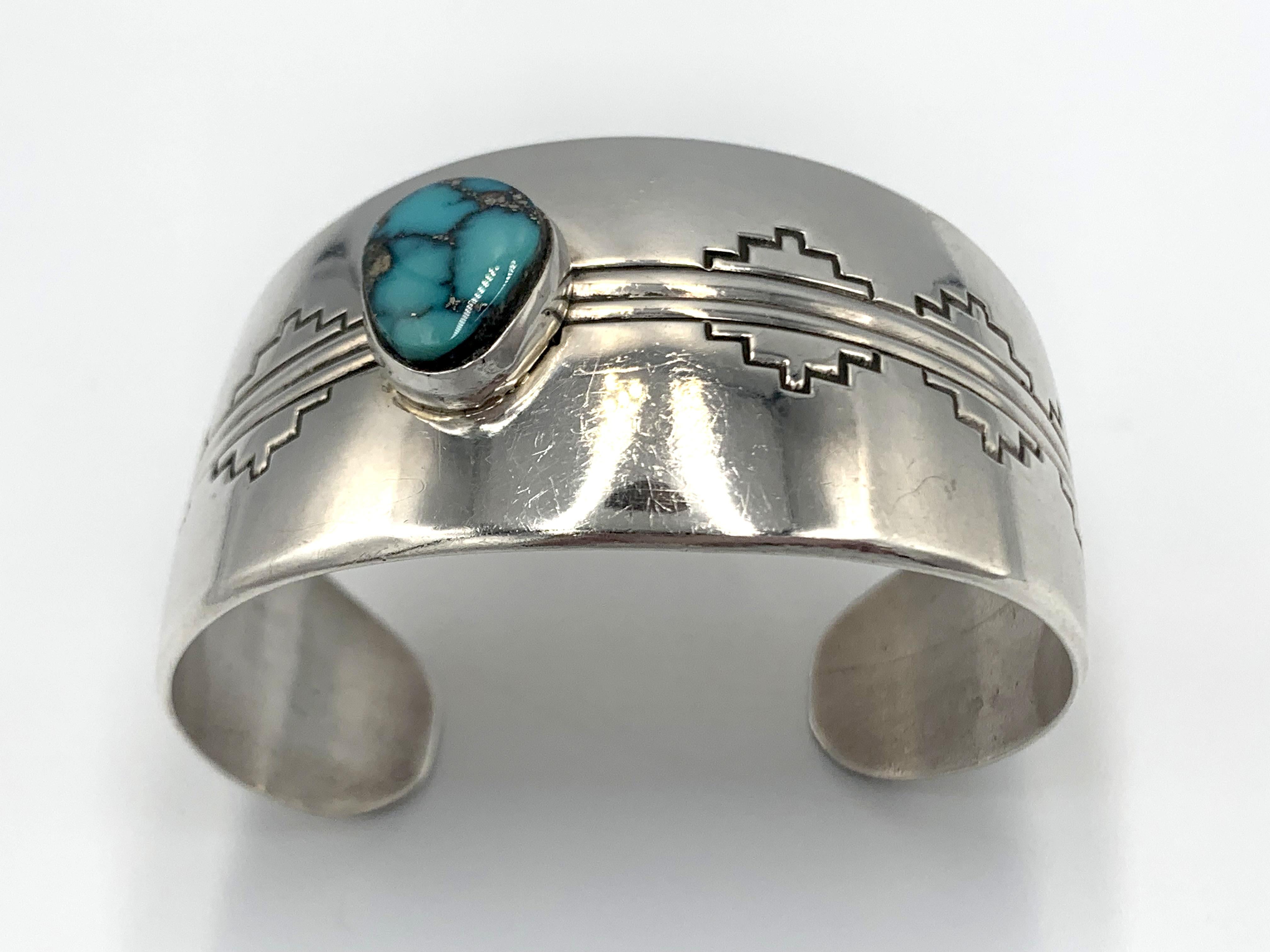 Manchette en argent sterling ornée d'une turquoise de Morenci par l'orfèvre Navajo Jonathon Mike en vente 8