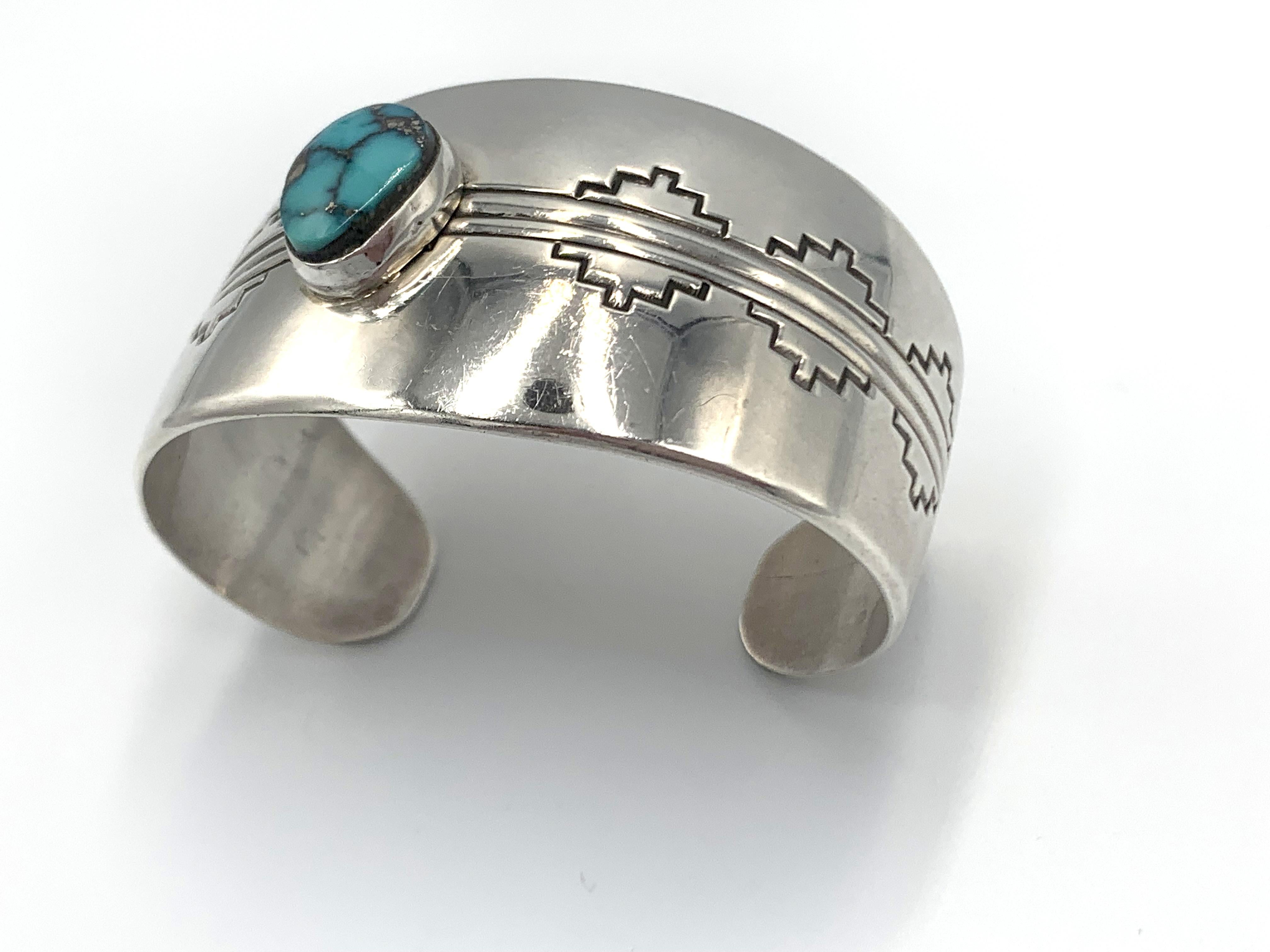 Manchette en argent sterling ornée d'une turquoise de Morenci par l'orfèvre Navajo Jonathon Mike en vente 9