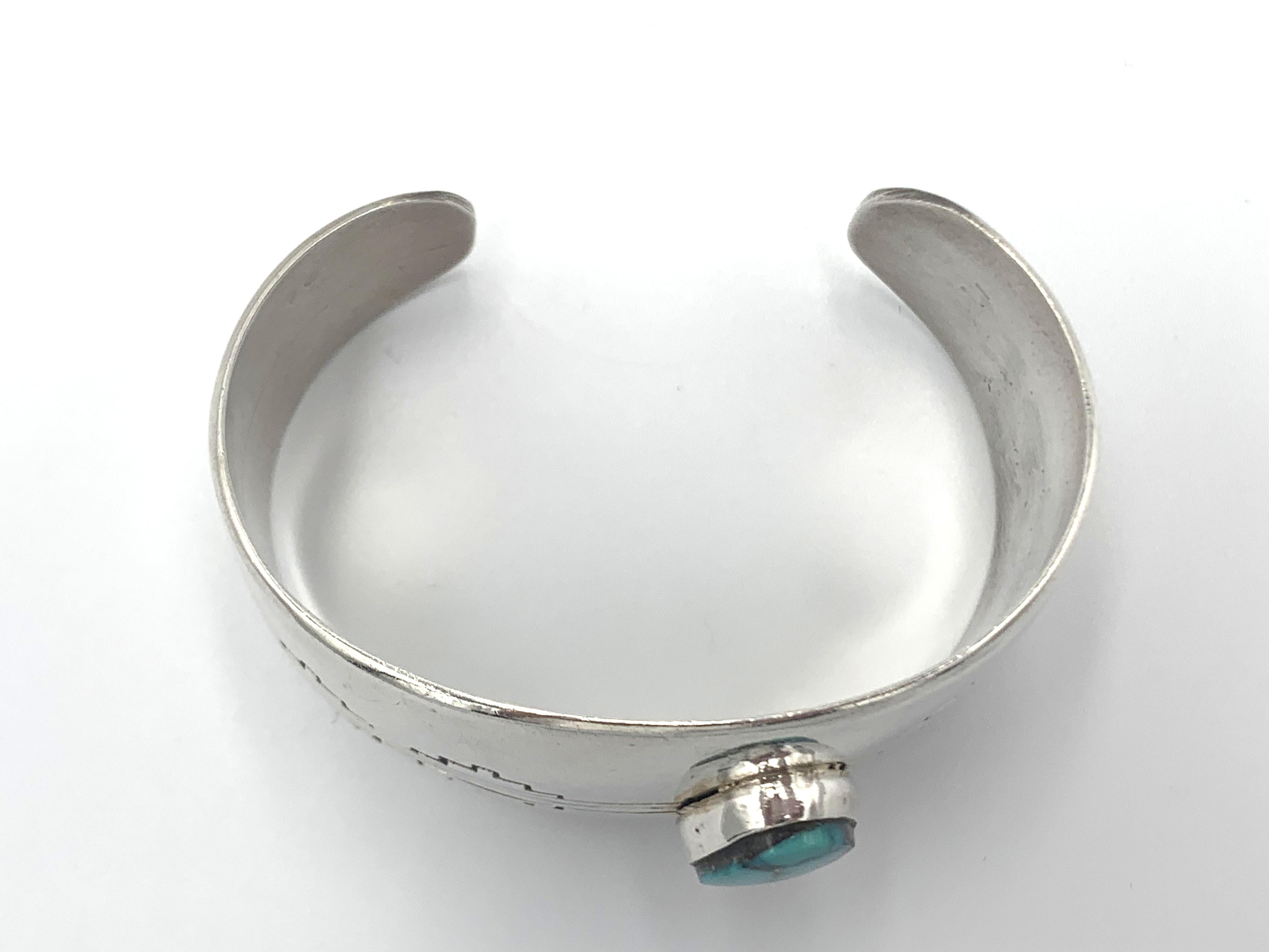 Amérindien Manchette en argent sterling ornée d'une turquoise de Morenci par l'orfèvre Navajo Jonathon Mike en vente