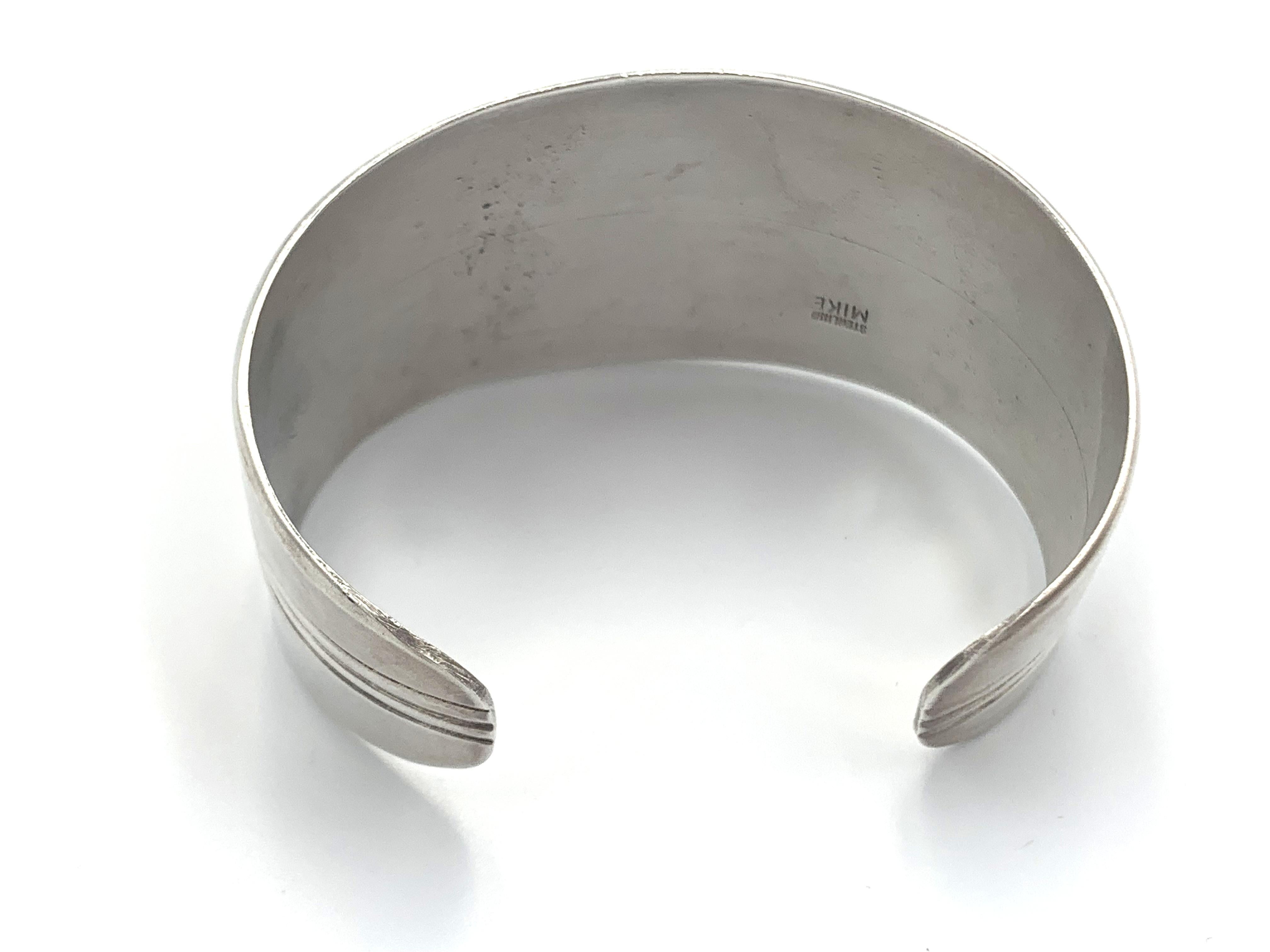 Manchette en argent sterling ornée d'une turquoise de Morenci par l'orfèvre Navajo Jonathon Mike Unisexe en vente