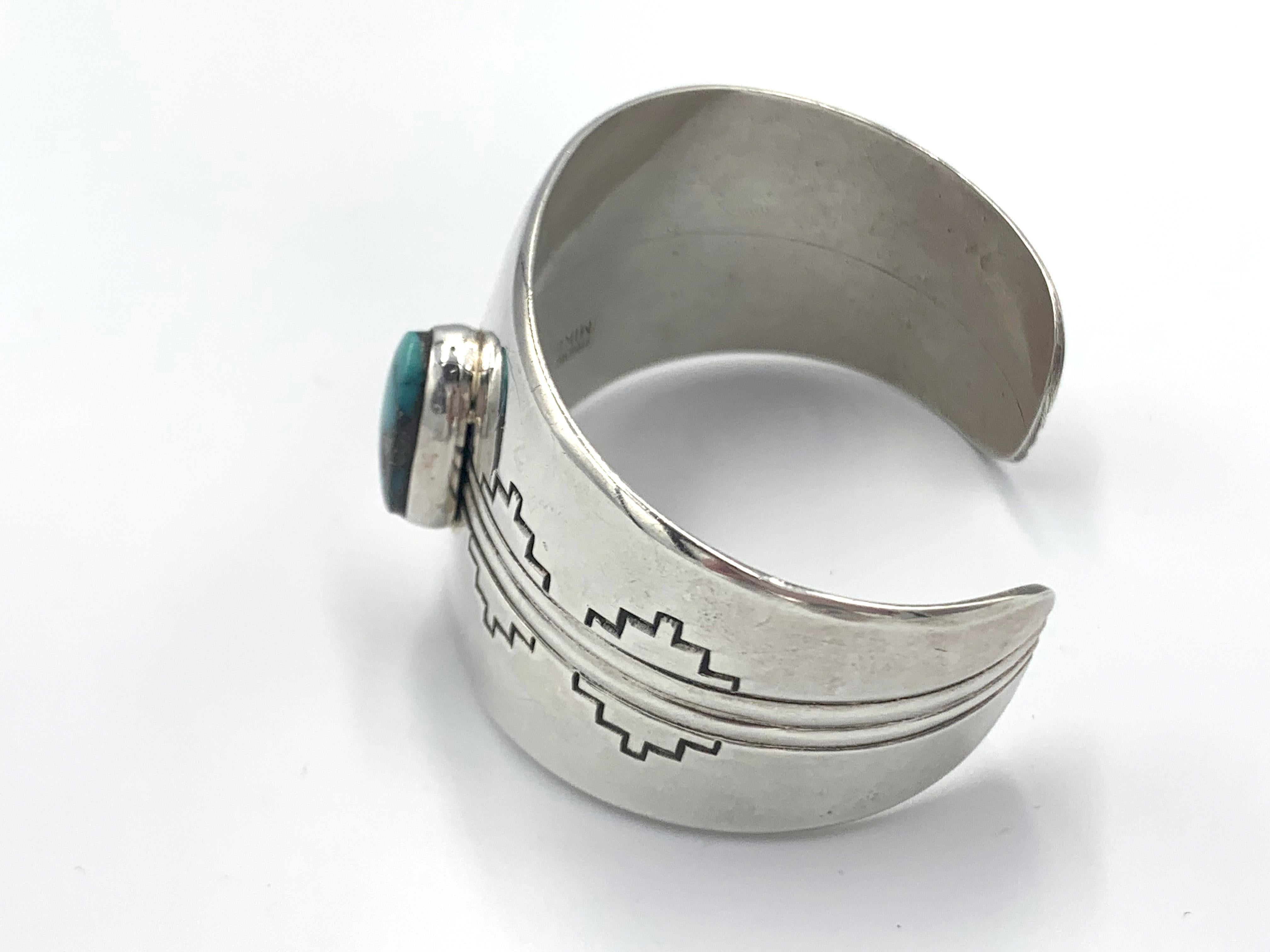 Manchette en argent sterling ornée d'une turquoise de Morenci par l'orfèvre Navajo Jonathon Mike en vente 1