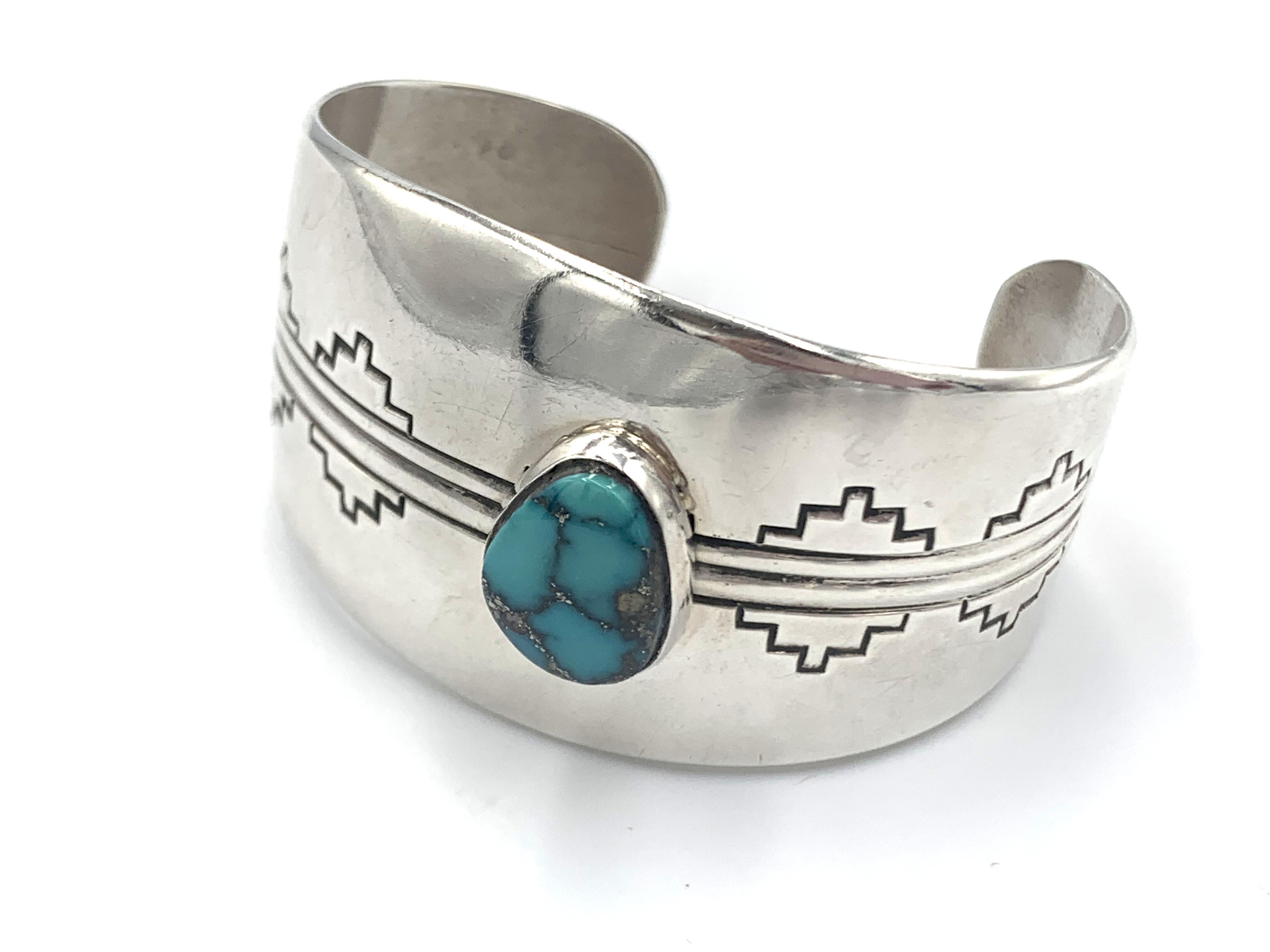 Manchette en argent sterling ornée d'une turquoise de Morenci par l'orfèvre Navajo Jonathon Mike en vente 2
