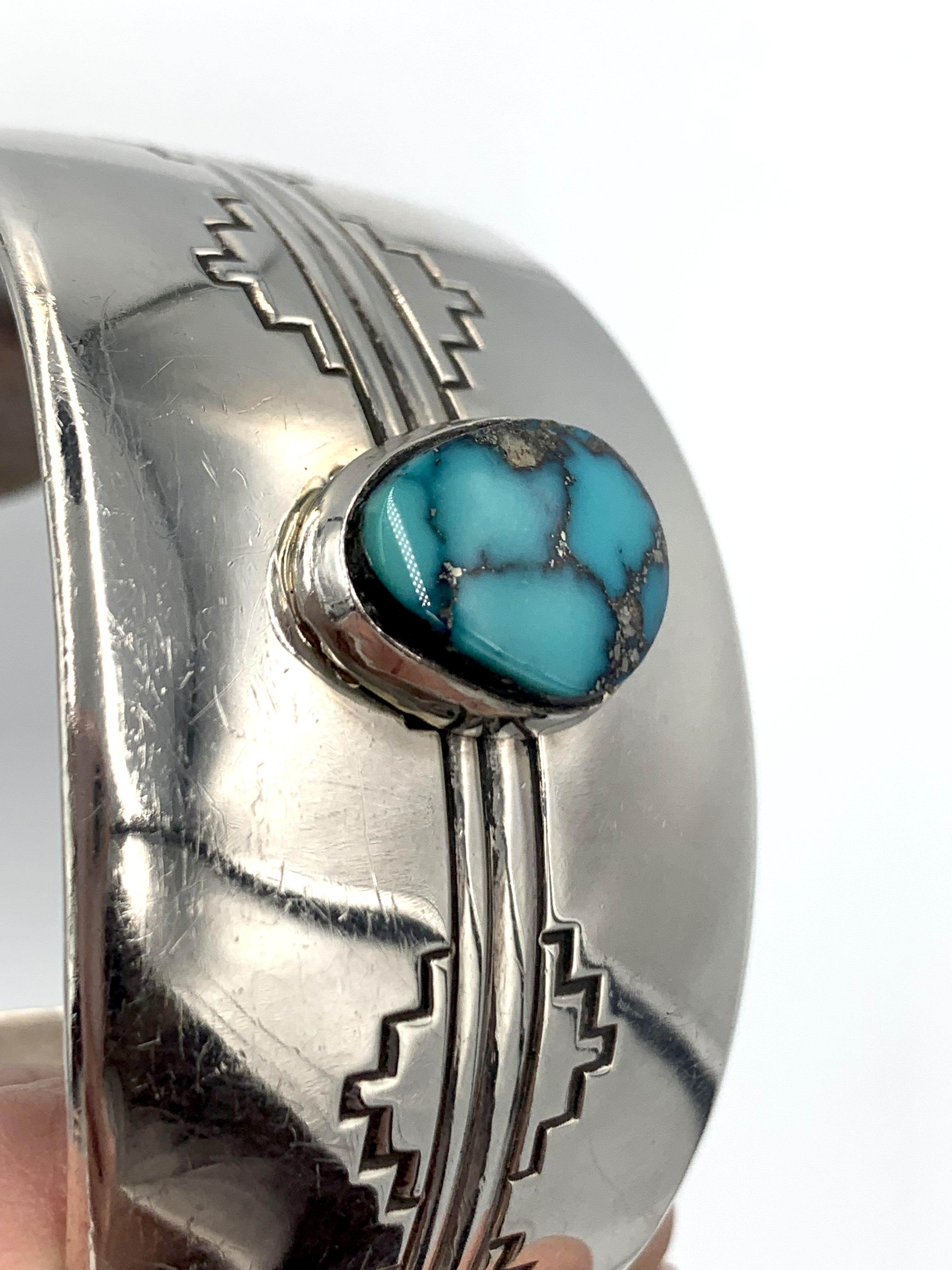 Manchette en argent sterling ornée d'une turquoise de Morenci par l'orfèvre Navajo Jonathon Mike en vente 3