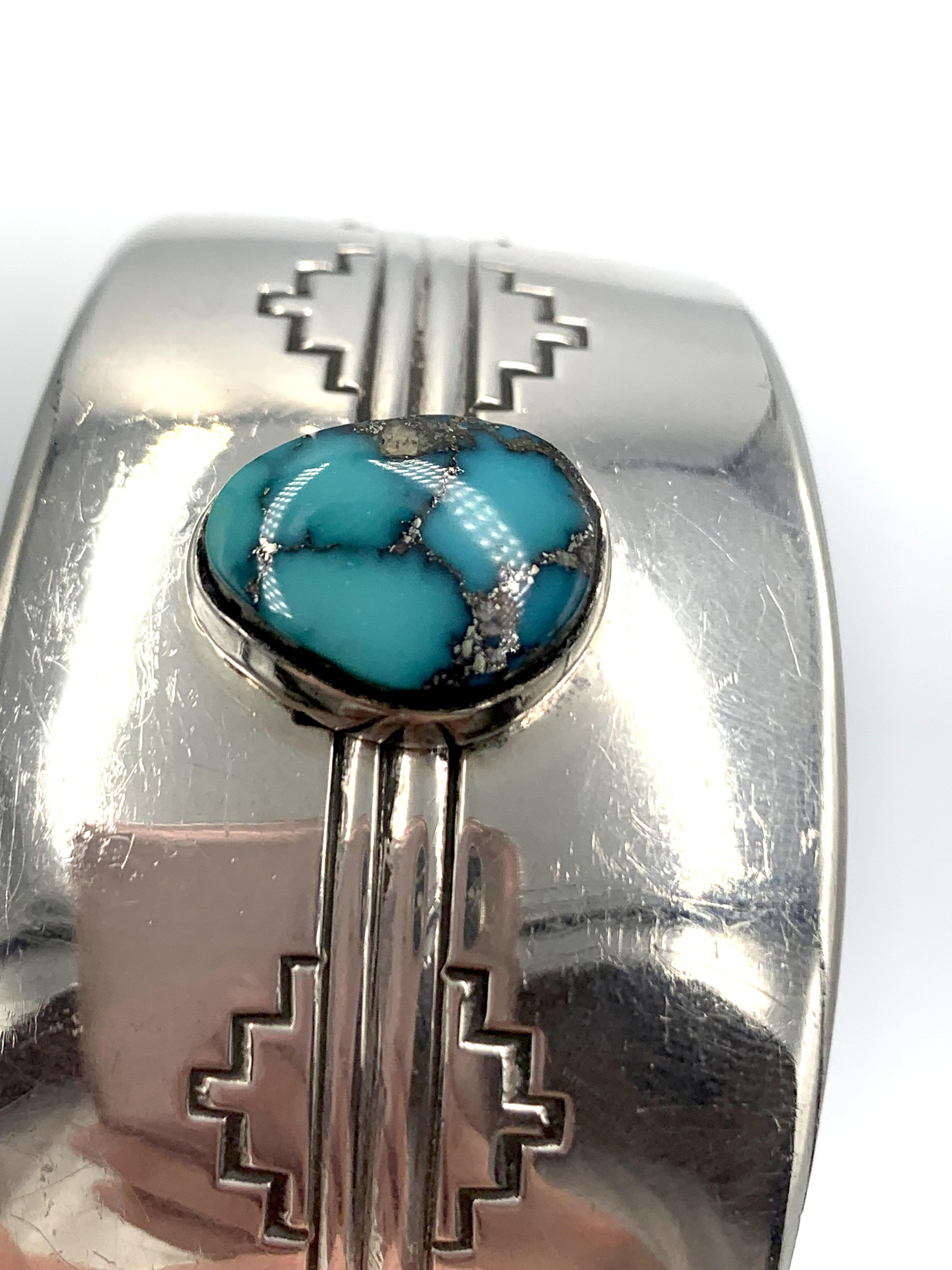 Manchette en argent sterling ornée d'une turquoise de Morenci par l'orfèvre Navajo Jonathon Mike en vente 4