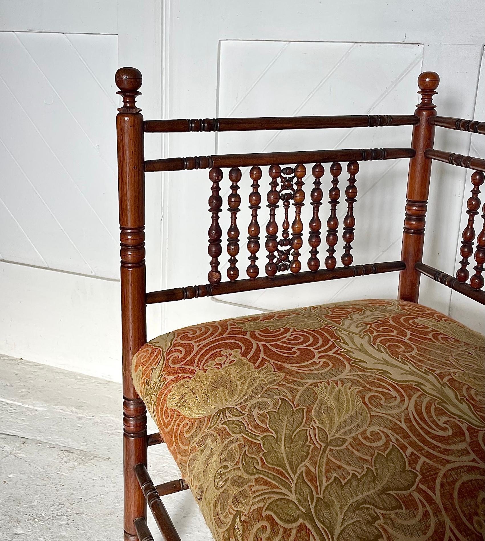 Eckstuhl Moresque Nussbaum 

mit Mashrabiya-Verkleidung 

Antiker Sitzstoff

Hergestellt von Liberty & Co

CIRCA 1880

Höhe 67 cm.  Breite 42cm. Tiefe 42 cm. Sitzhöhe 37cm
