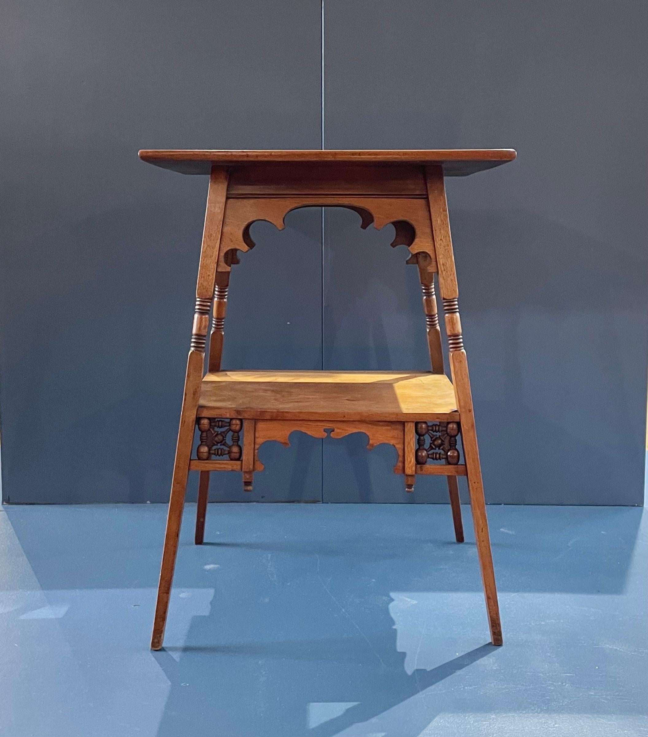 Table d'appoint en noyer Moresque By Liberty & Co Bon état - En vente à Petworth, GB