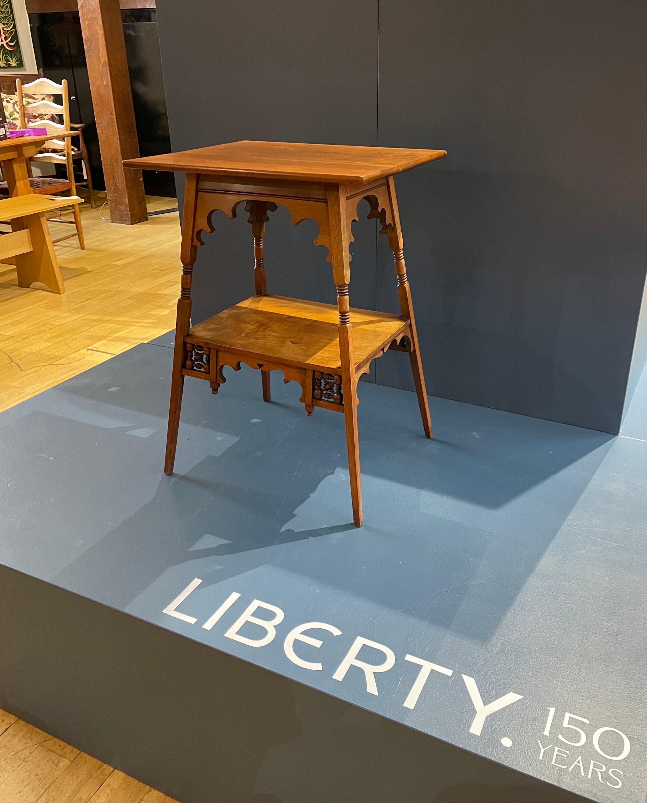 Fin du XIXe siècle Table d'appoint en noyer Moresque By Liberty & Co en vente