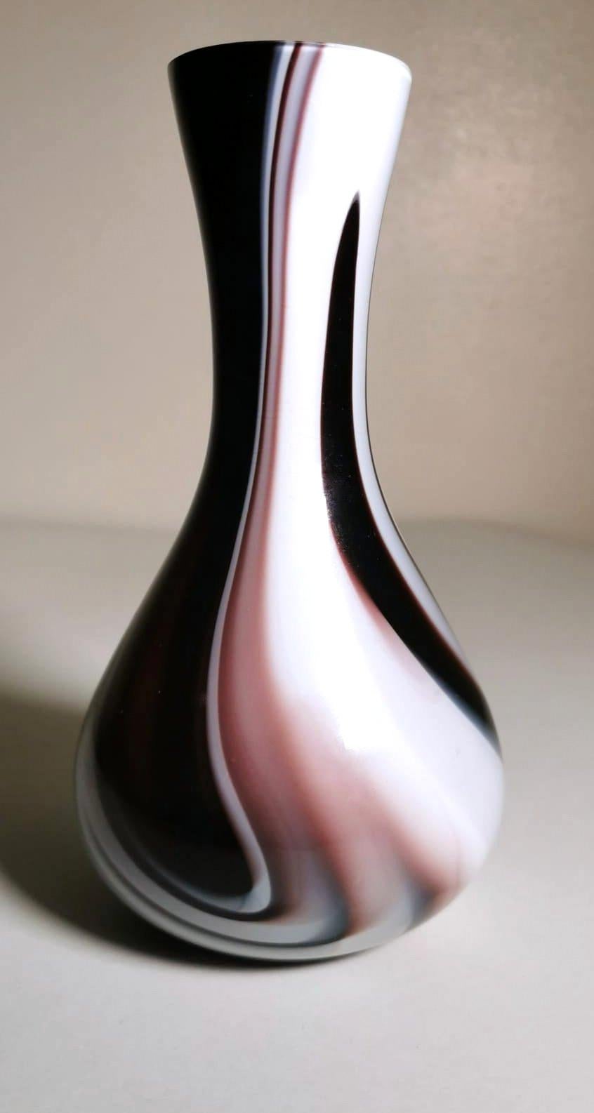 Mid-Century Modern Moretti Murano Vase en verre opalin coloré en vente