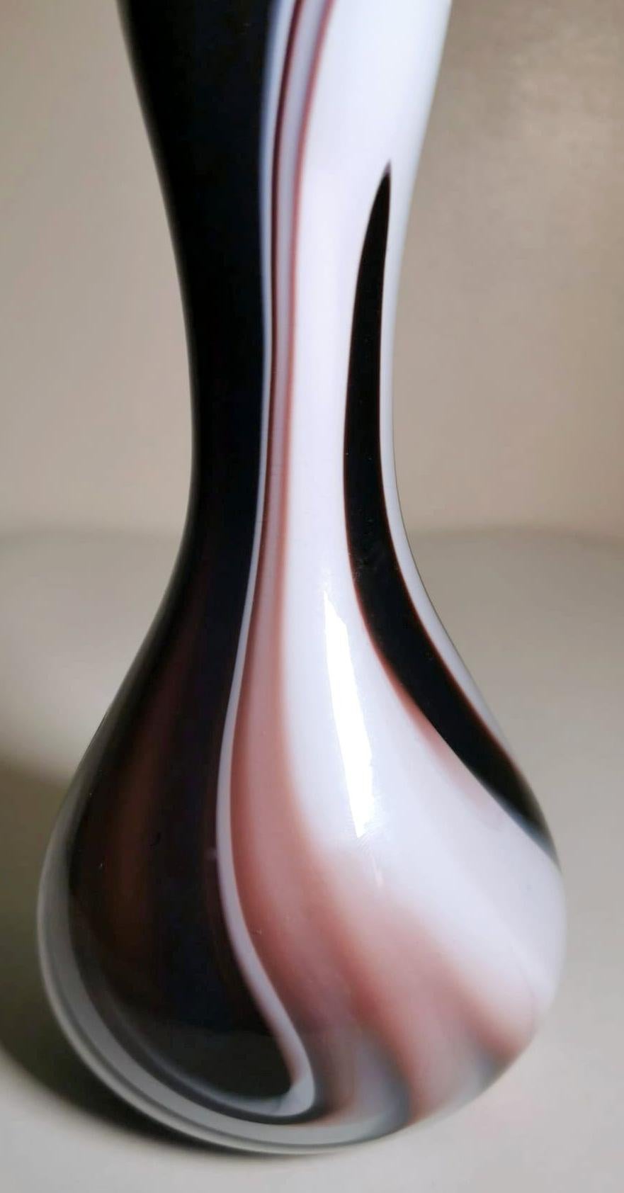 20ième siècle Moretti Murano Vase en verre opalin coloré en vente