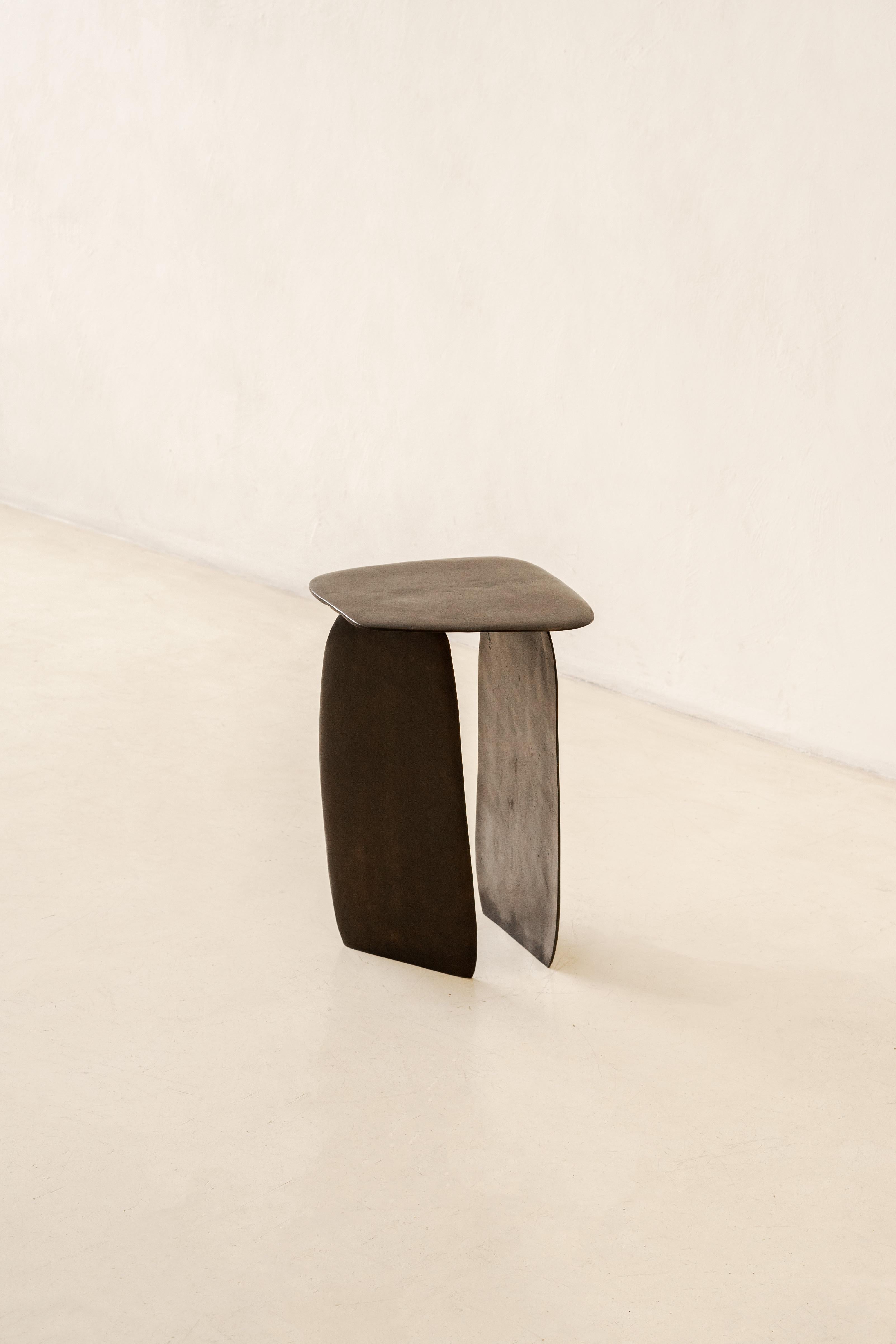 La serie Morfa de Lucas Recchia se inspira en la comprensión del vidrio como material maleable. La colección consta de cinco modelos, que varían en tamaño y forma, numerados según la secuencia en que el diseñador los creó. Todas las piezas de esta
