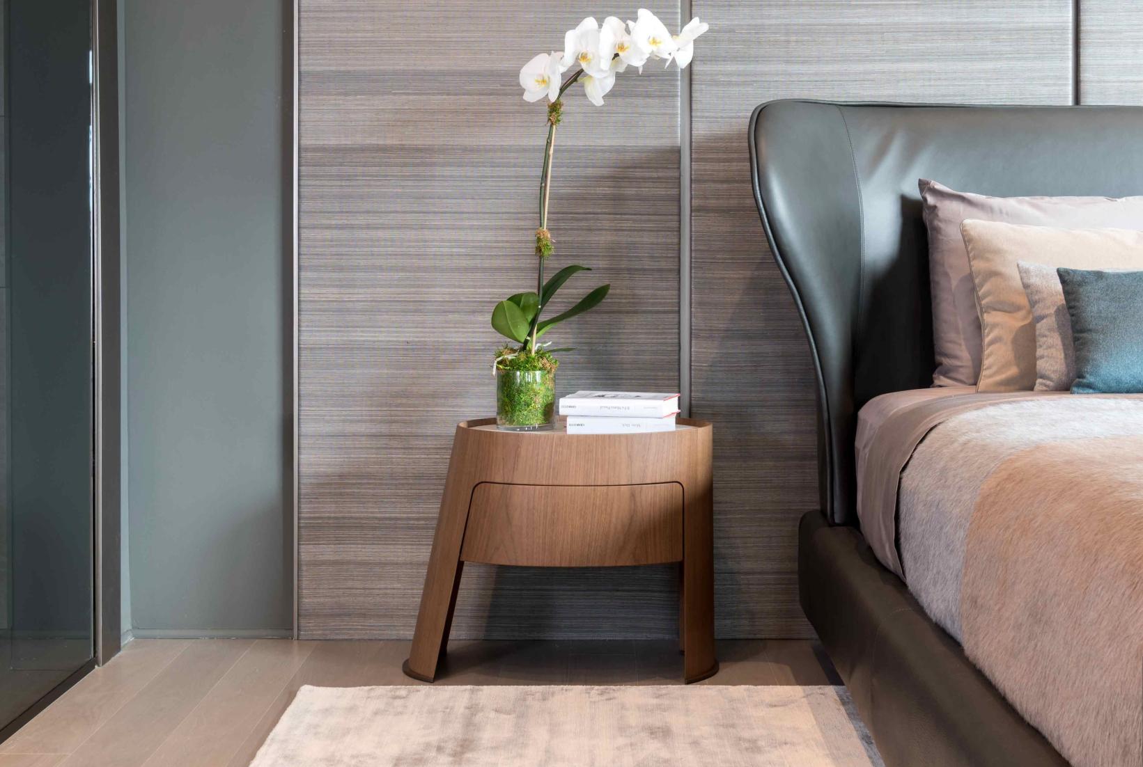 Morfeo is an accessory that gives a refined touch to any room. A bedside cabinet in Walnut with a marble top, forming a harmonious contrast with its surroundings. Marble never goes out of fashion and emphasizes the style and design of Morfeo, but