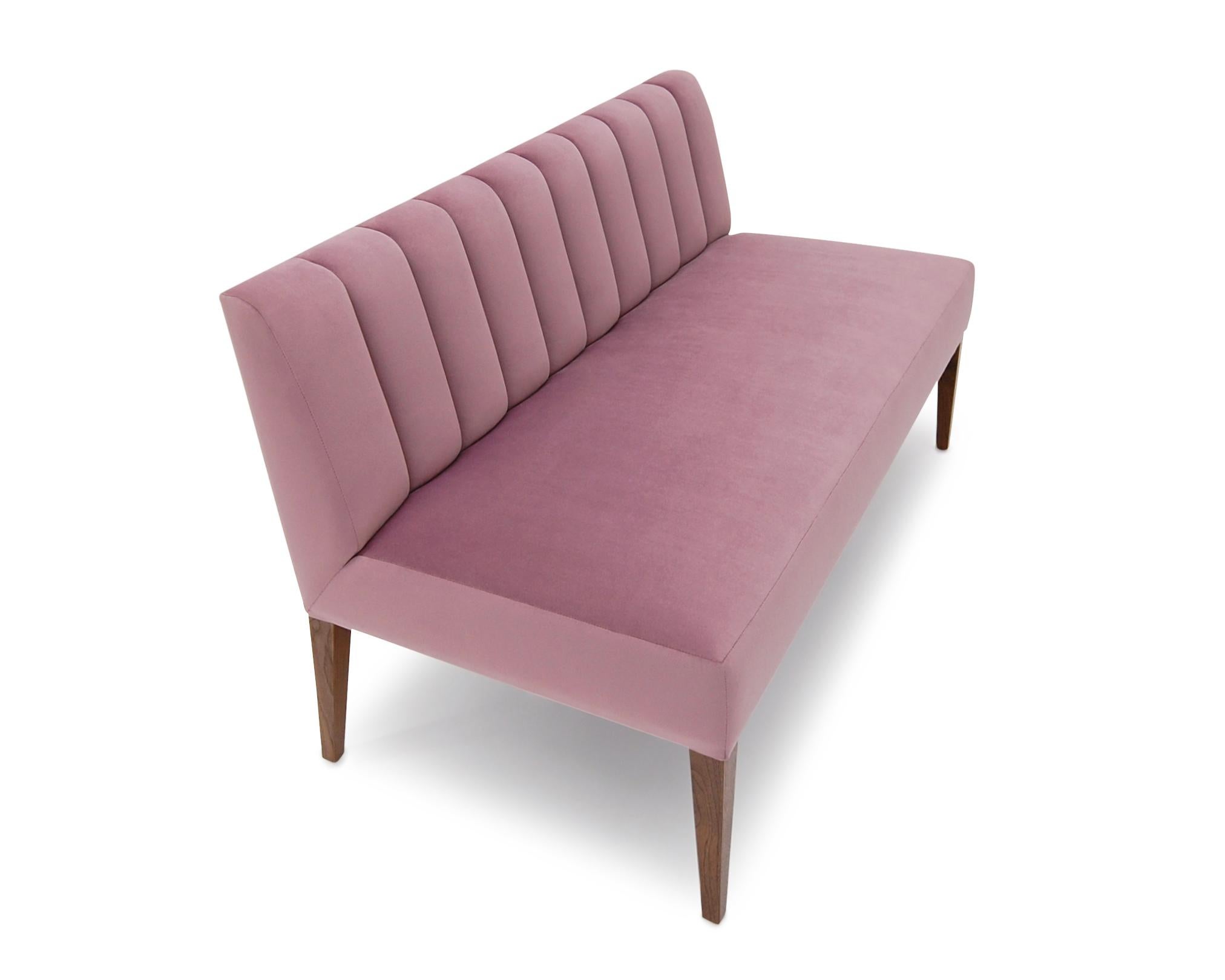 Altro Morgan Banquette con sedile stretto e schienale a canali con gambe coniche in noce in vendita