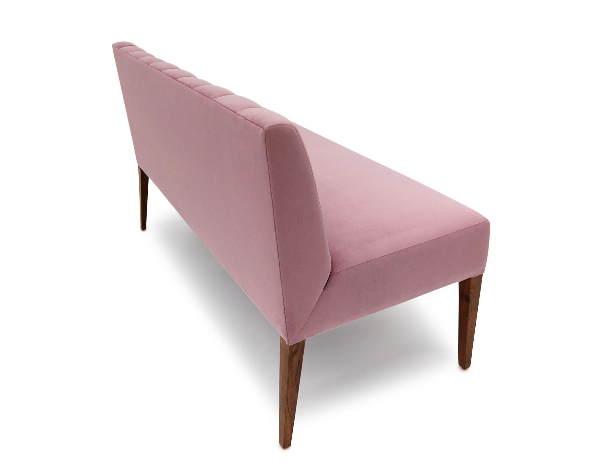 Morgan Banquette con sedile stretto e schienale a canali con gambe coniche in noce In condizioni Nuovo in vendita a Ridgewood, NY