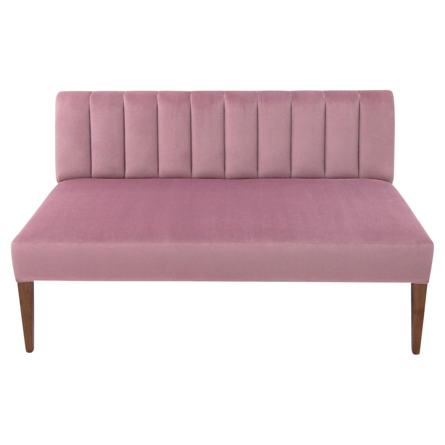 L'elegante Morgan Banquette with Channeling è accogliente e affascinante. È caratterizzato da gambe affusolate e rappresenta il perfetto equilibrio tra utilità e raffinatezza.