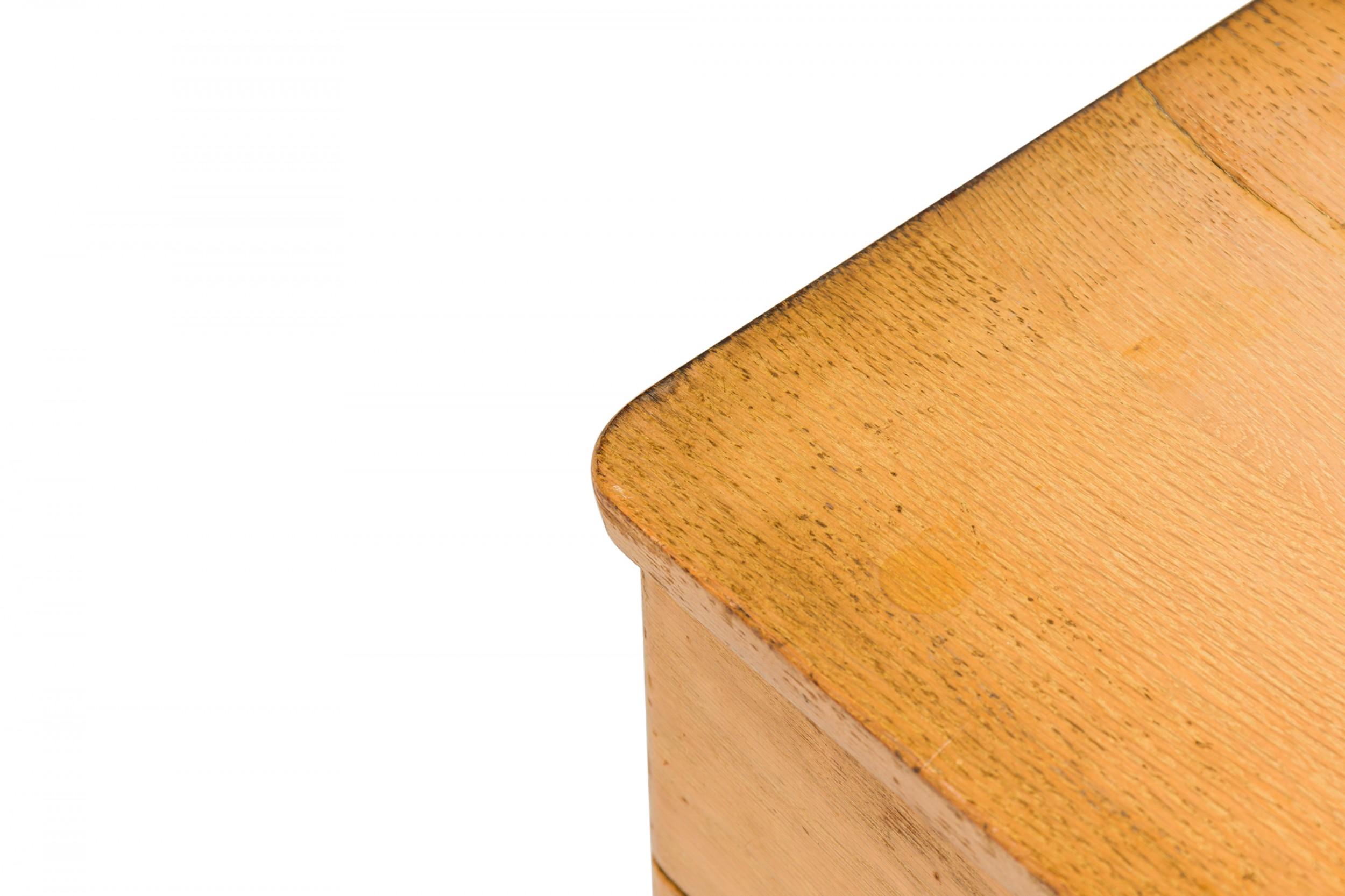 Morgan Furniture Comodino in legno chiaro a tre cassetti con maniglia a volute in ottone in vendita 4