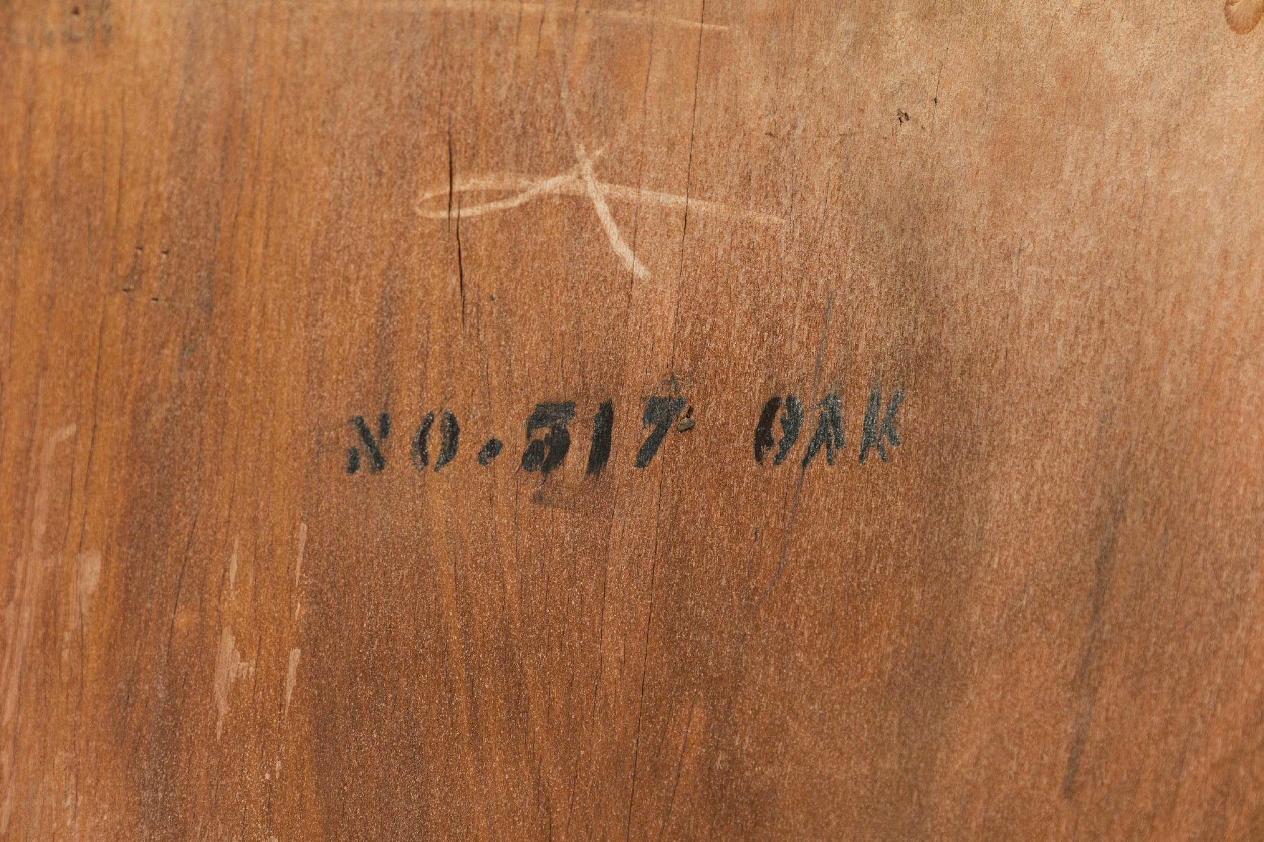 Morgan Furniture Comodino in legno chiaro a tre cassetti con maniglia a volute in ottone in vendita 6