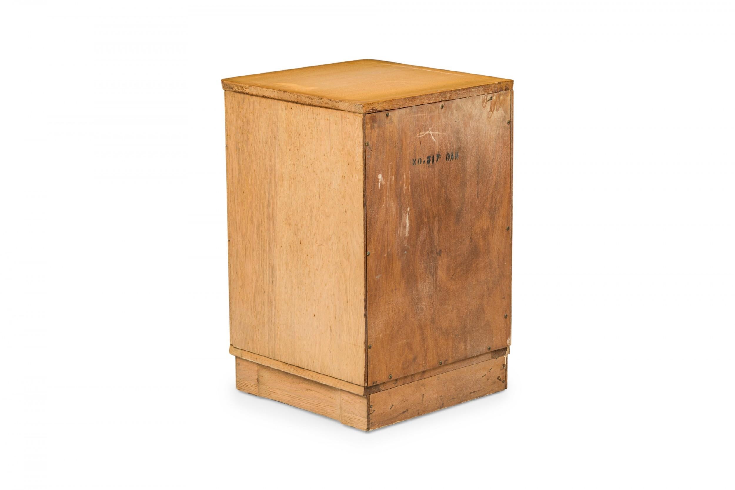 Americano Morgan Furniture Comodino in legno chiaro a tre cassetti con maniglia a volute in ottone in vendita